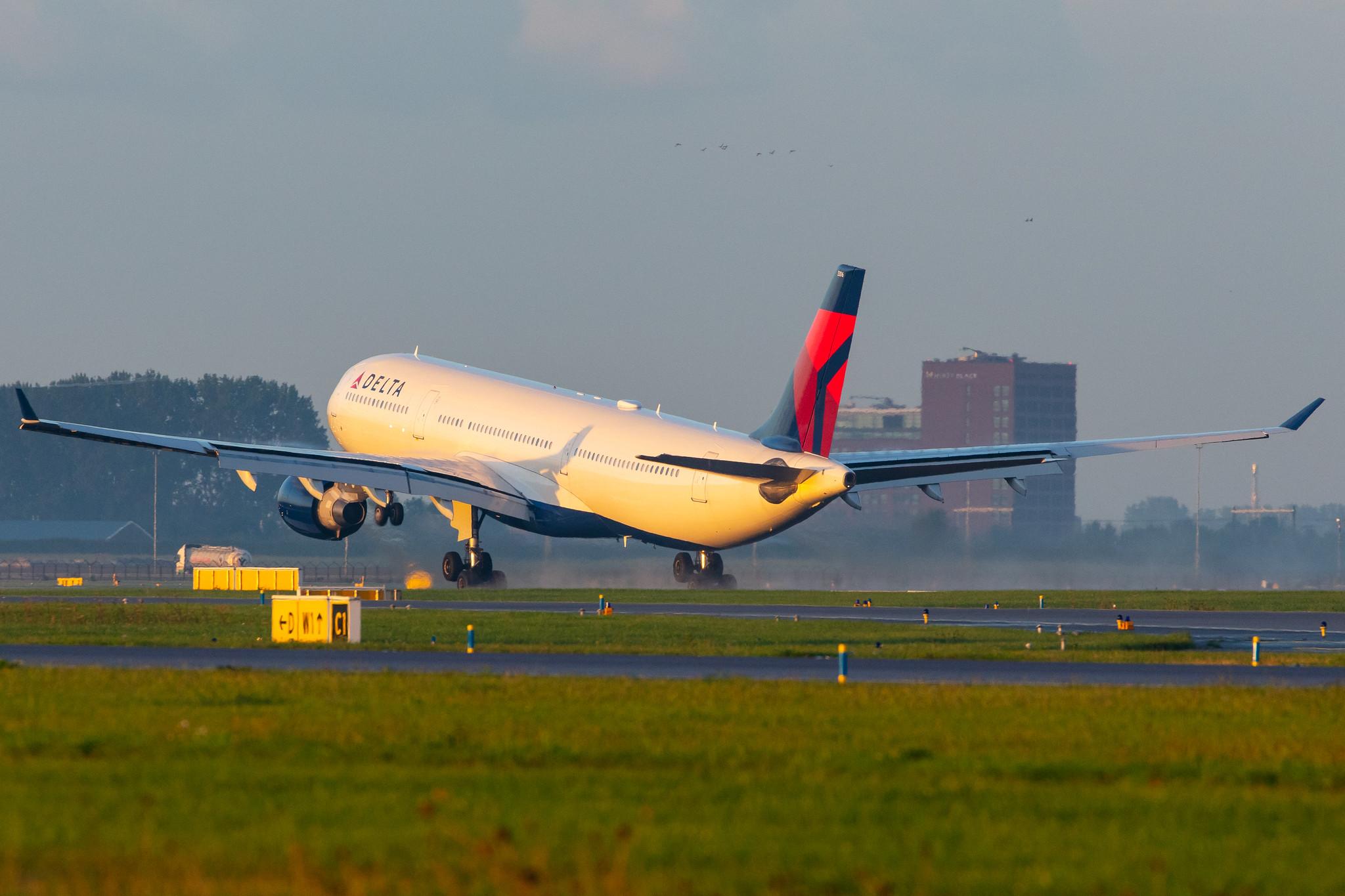 Amsterdam Airport Schiphol: Delta Air Lines (DL / DAL) |  Airbus A330-323 A333 | N806NW | MSN 0578