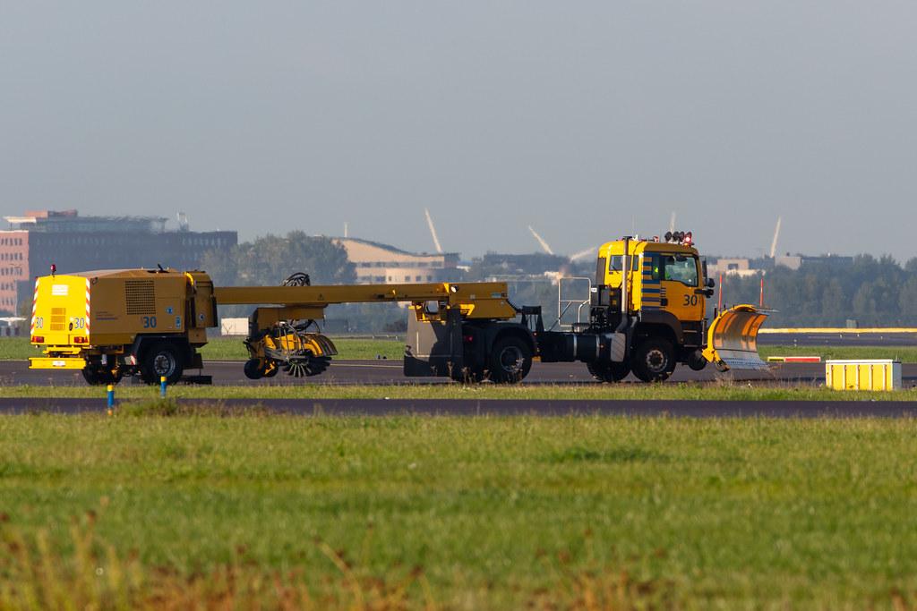 Amsterdam Airport Schiphol: Schneeräumfahrzeug |