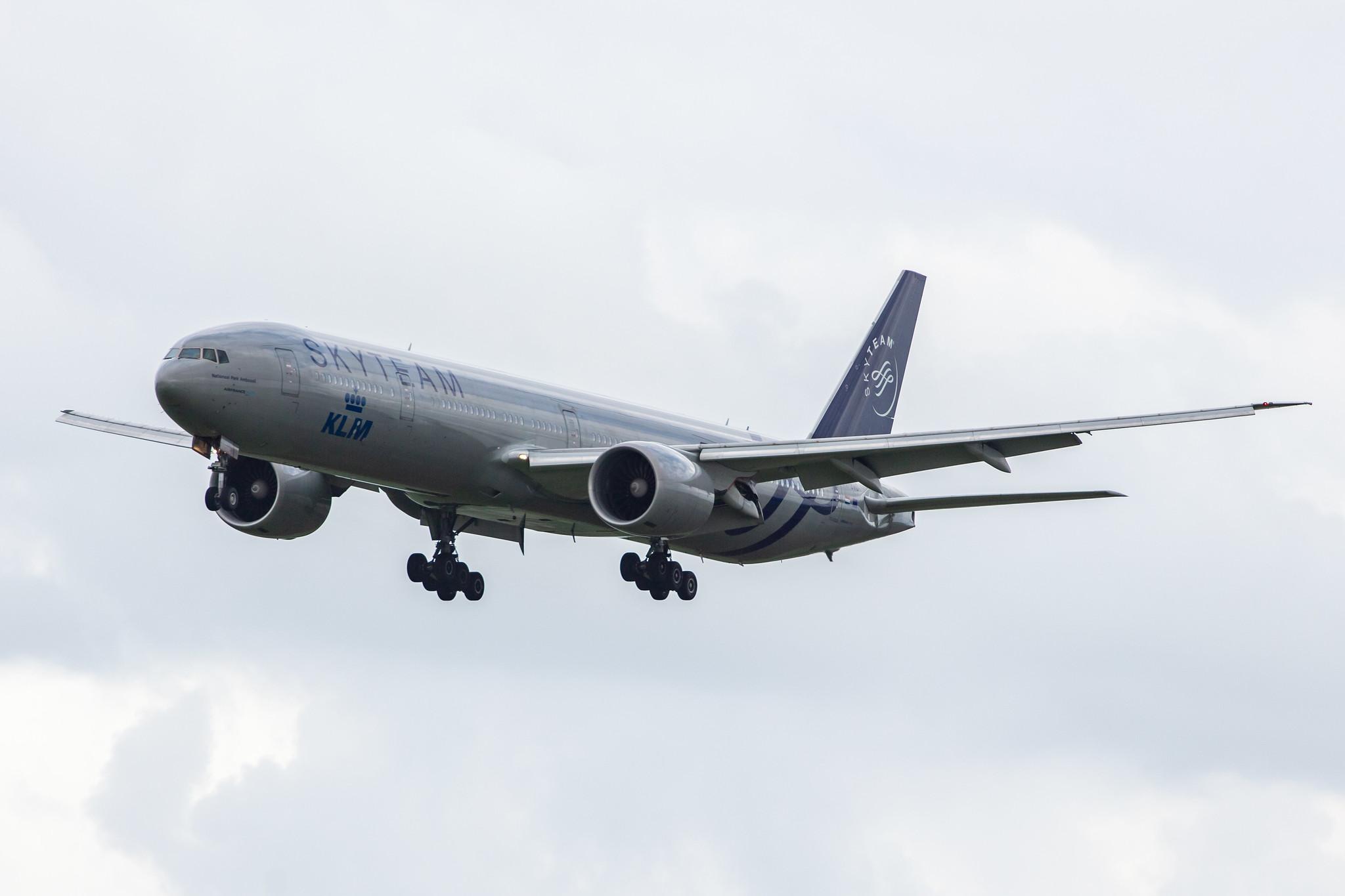 Amsterdam Airport Schiphol: KLM (KL / KLM) |  Livery: SkyTeam Livery |  Boeing 777-306(ER) B77W | PH-BVD | MSN 35979