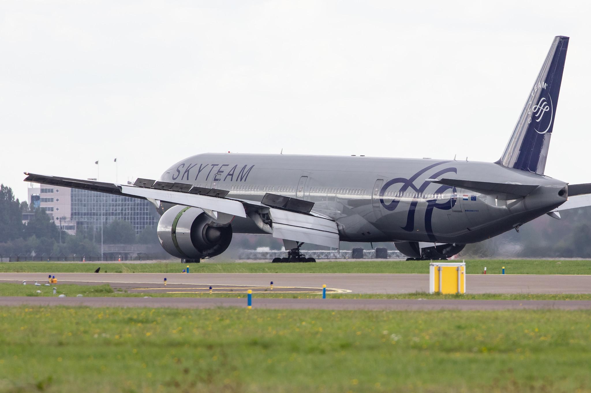Amsterdam Airport Schiphol: KLM (KL / KLM) |  Livery: SkyTeam Livery |  Boeing 777-306(ER) B77W | PH-BVD | MSN 35979