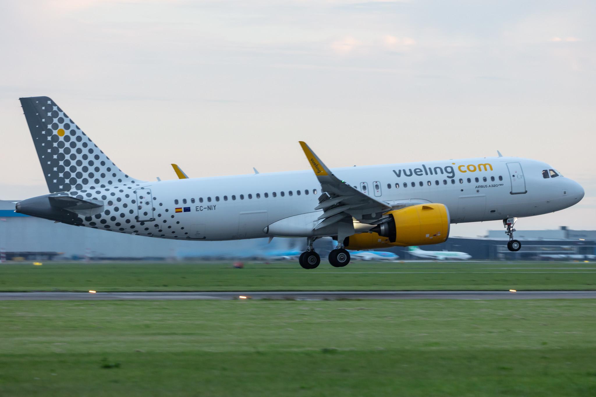 Amsterdam Airport Schiphol: Vueling (VY / VLG) |  Airbus A320-271N A20N | EC-NIY | MSN 10052