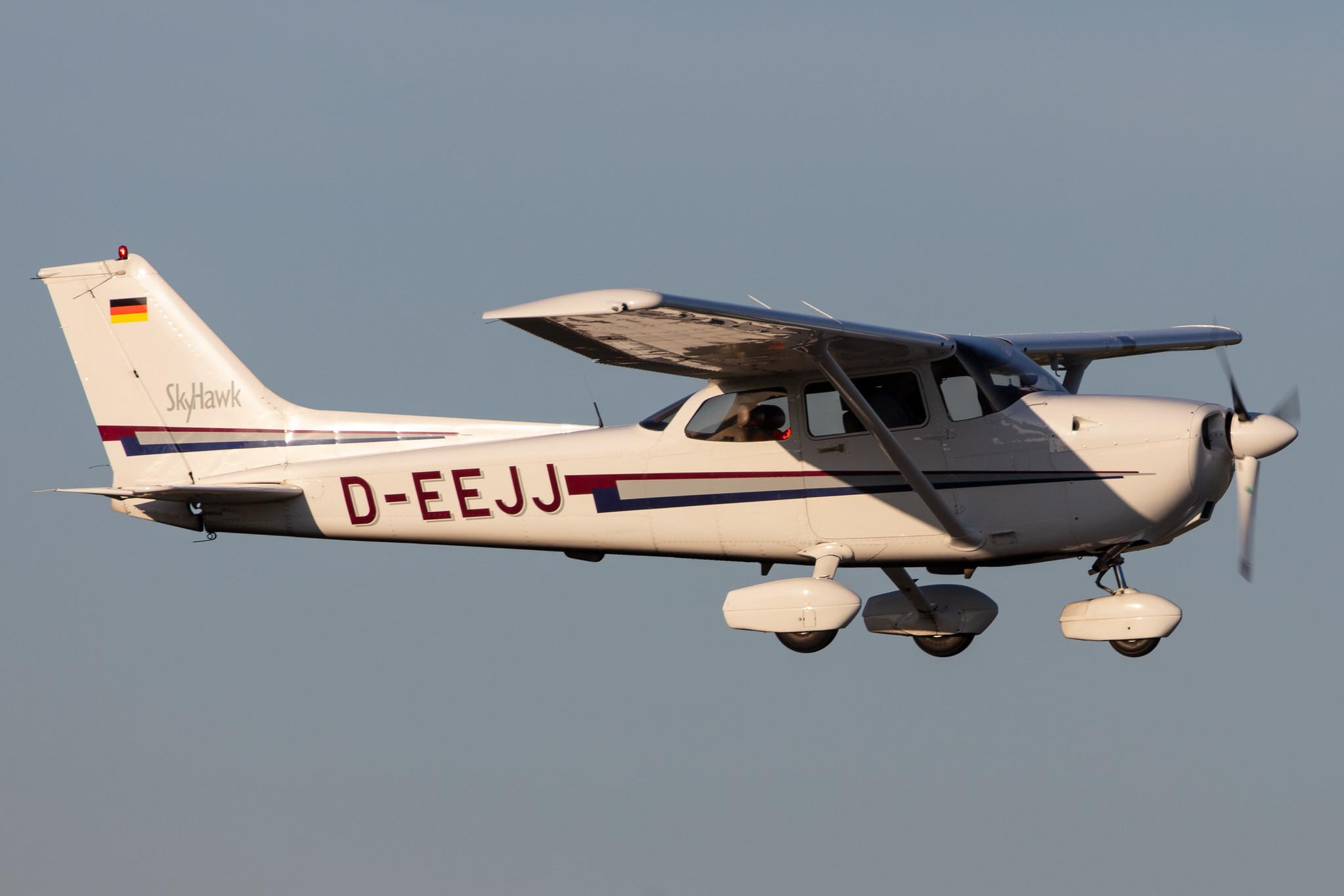 Hamburg Airport: Private owner |  Cessna 172R Skyhawk C172 | D-EEJJ | MSN 17280813
