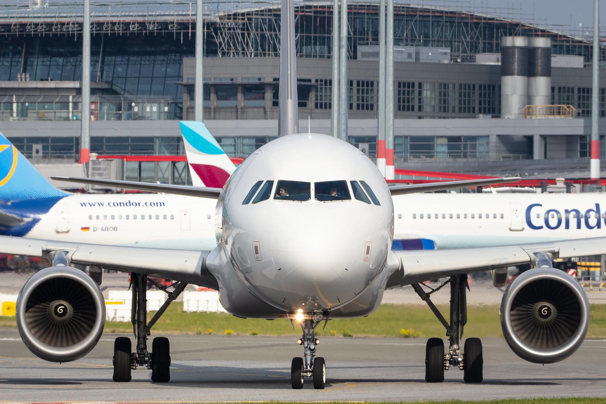 Hamburg Airport: Sundair (SR / SDR) |  Livery: Katta macht Urlaub Livery |  Airbus A320-214 A320 | D-ANNA | MSN 3289