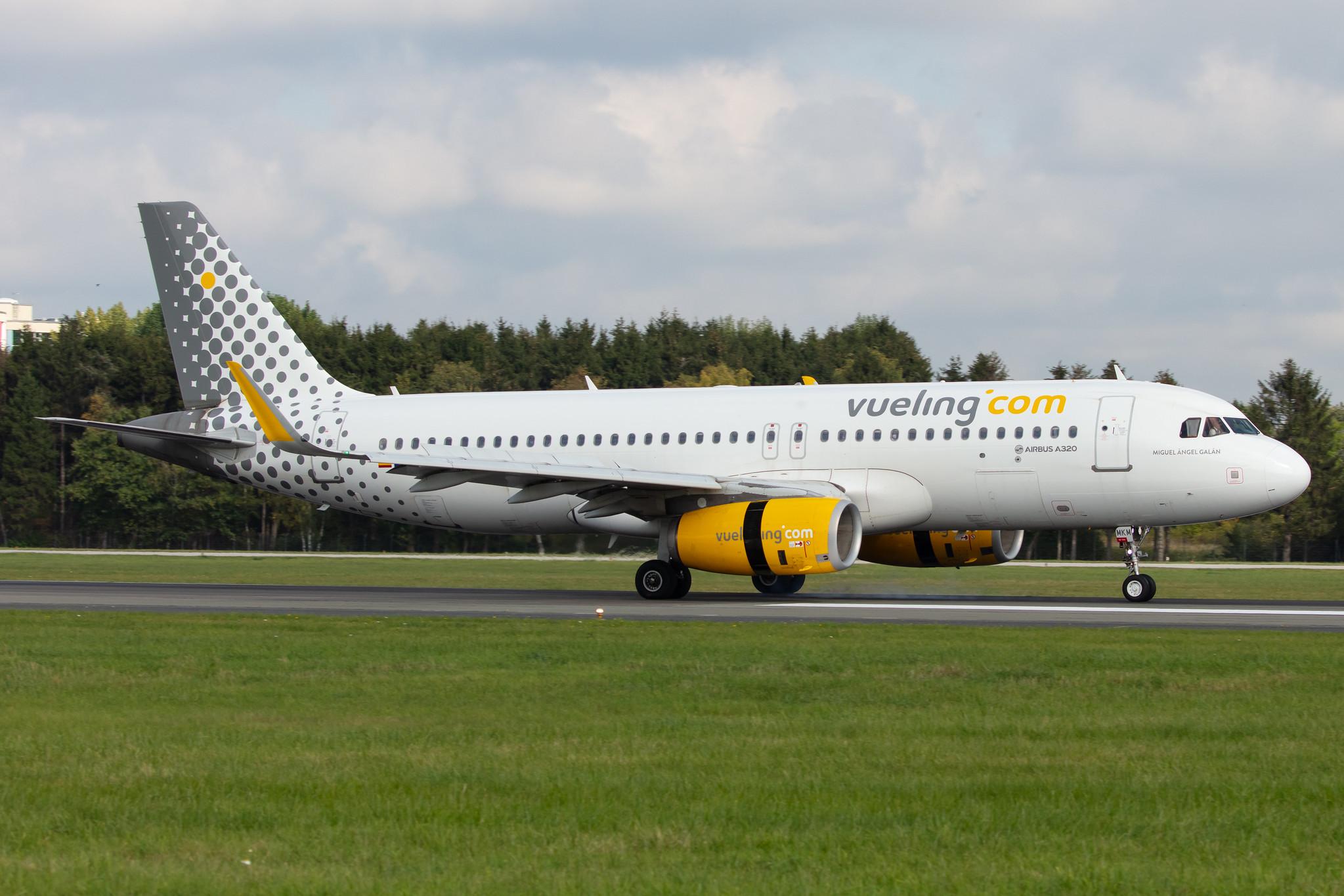 Hamburg Airport: Vueling (VY / VLG) |  Airbus A320-232 A320 | EC-MKM | MSN 7017
