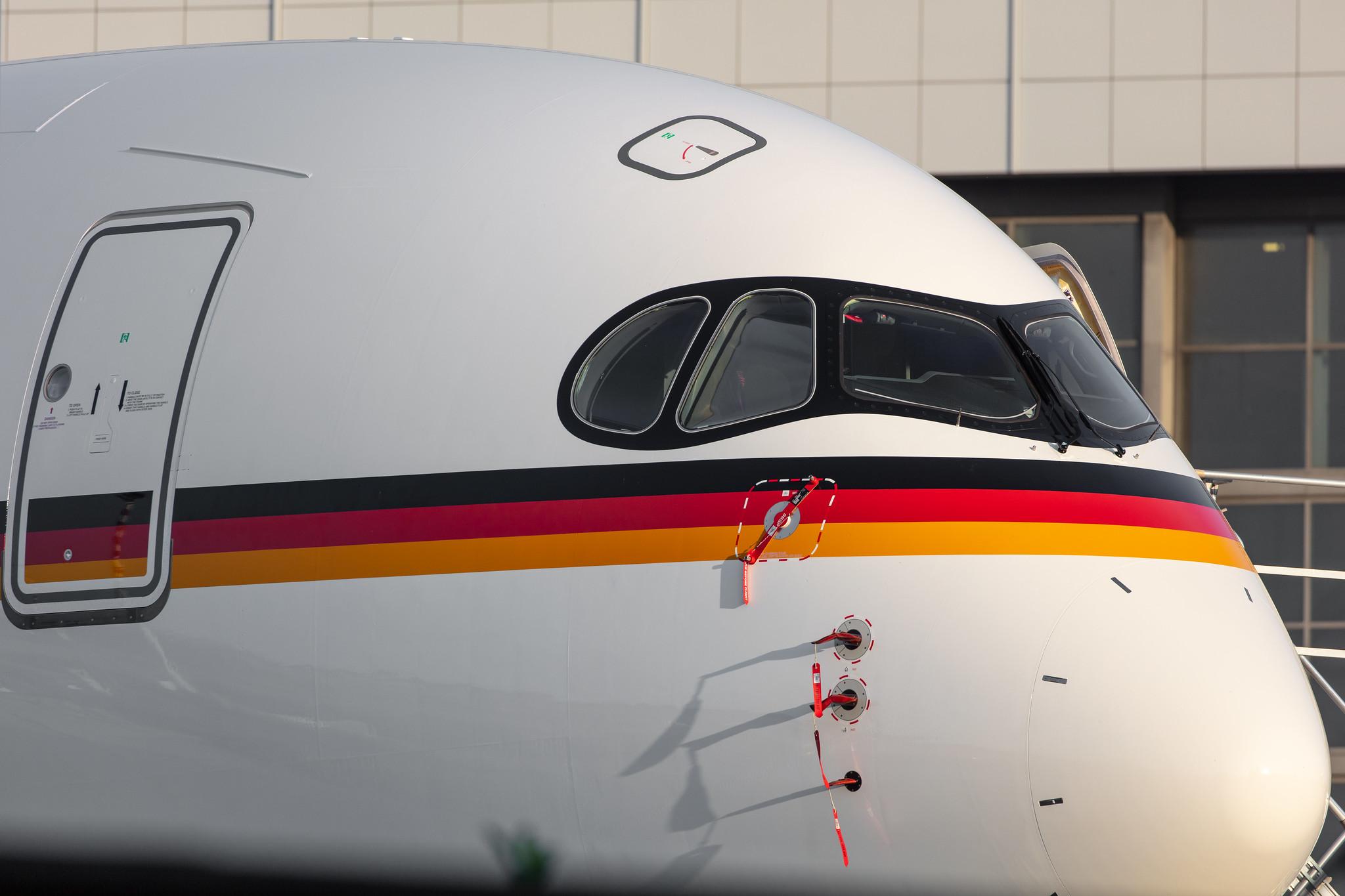 Hamburg Airport: German Air Force (/ GAF) |  Airbus A350-941 A359 | 10+03 (D-AGAF) | MSN 416