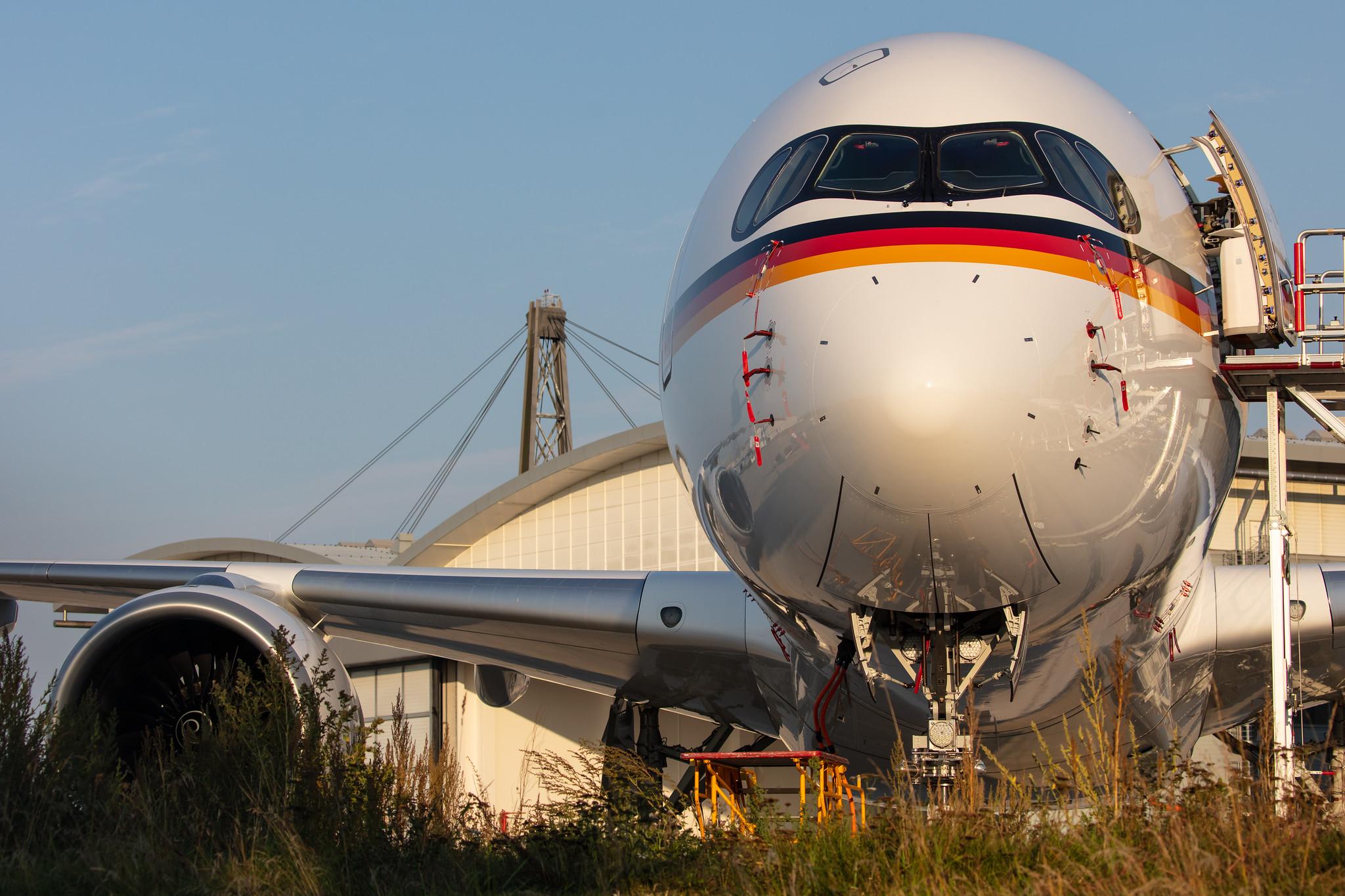 Hamburg Airport: German Air Force (/ GAF) |  Airbus A350-941 A359 | 10+03 (D-AGAF) | MSN 416