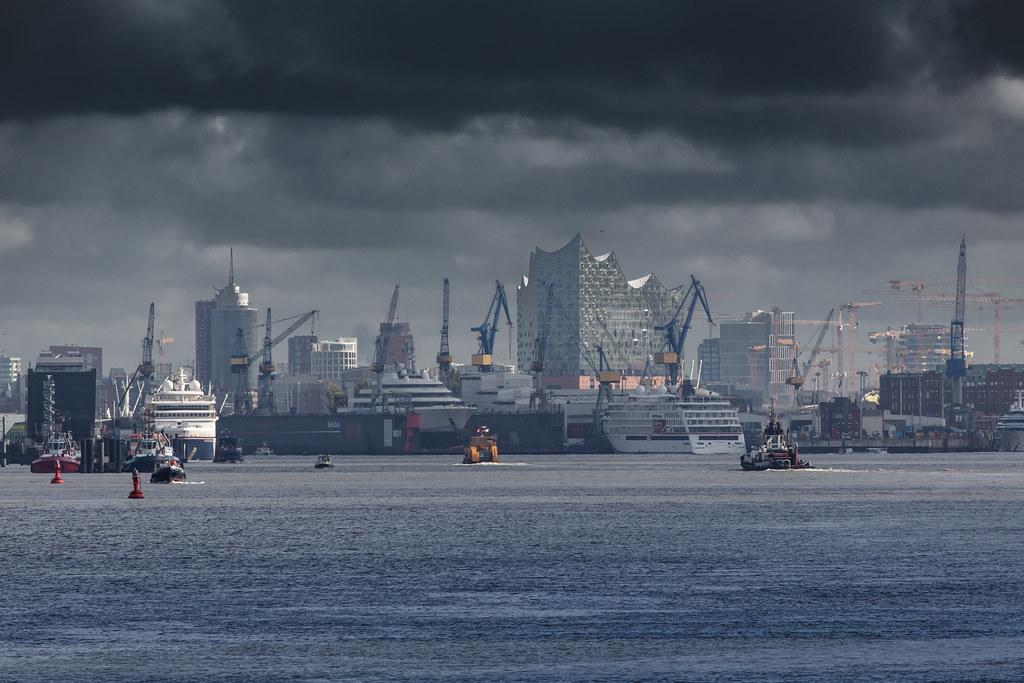Hamburg Finkenwerder: Elbe / Elbphilharmonie |