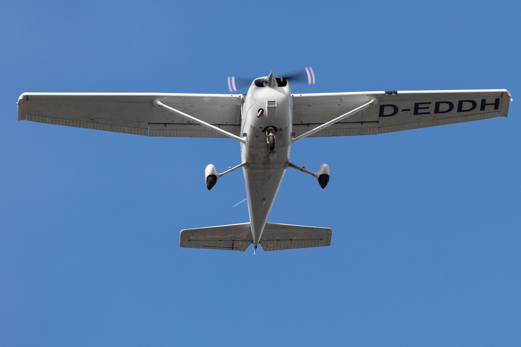 Hamburg Airport: Flugschule Hamburg |  Cessna 172SP Skyhawk C172 | D-EDDH | MSN 172S-10393