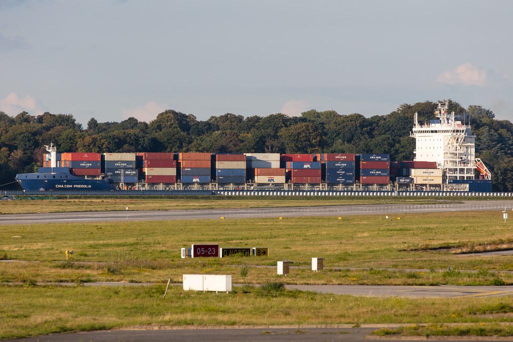 Hamburg Finkenwerder: CMA CGM Pregolia |