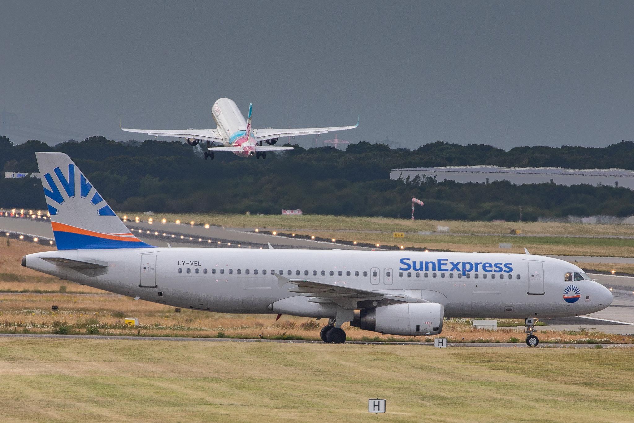 Hamburg Airport: SunExpress (XQ / SXS) | Operator: Avion Express |  Airbus A320-232 A320 | LY-VEL | MSN 1998