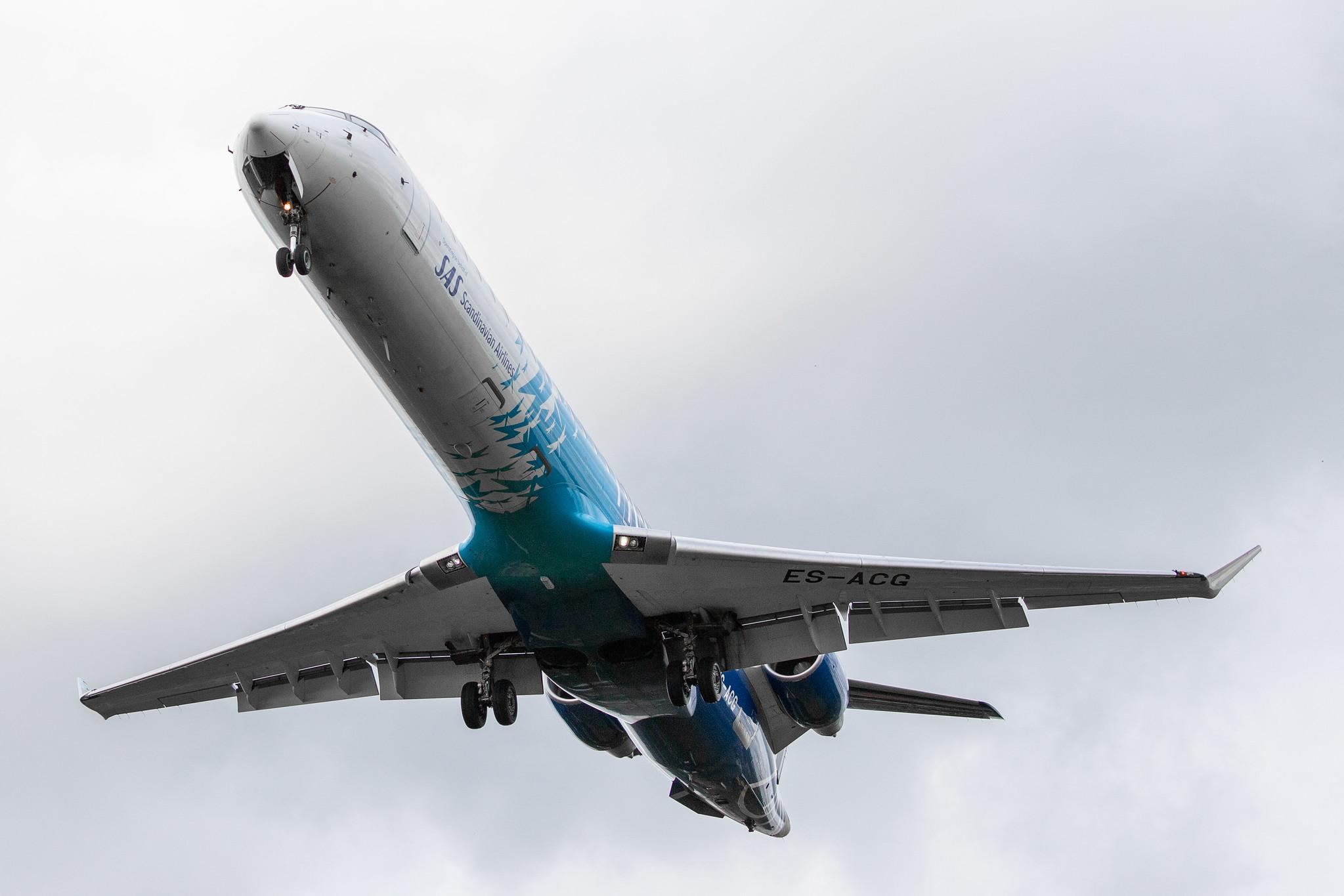 Hamburg Airport: Nordica (EE / EST) | Operator: LOT |  Mitsubishi CRJ-900LR CRJ9 | ES-ACG | MSN 15277