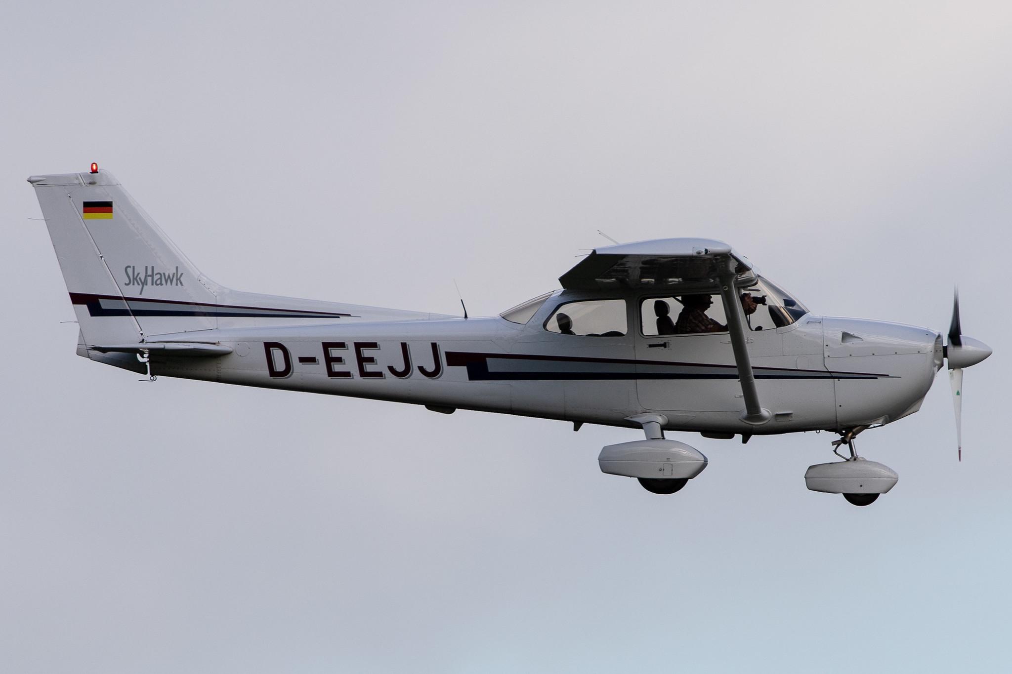 Hamburg Airport: Private owner |  Cessna 172R Skyhawk C172 | D-EEJJ | MSN 17280813