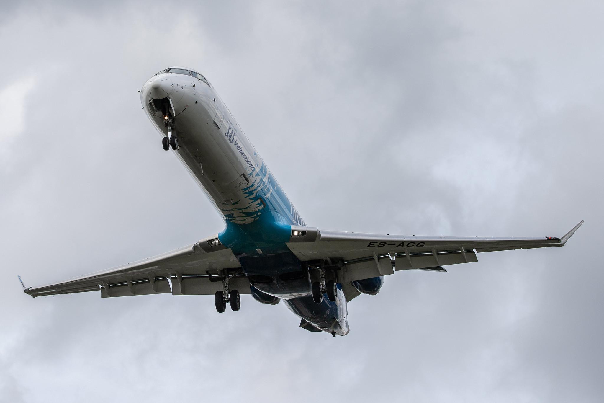Hamburg Airport: Nordica (EE / EST) | Operator: LOT |  Mitsubishi CRJ-900LR CRJ9 | ES-ACG | MSN 15277