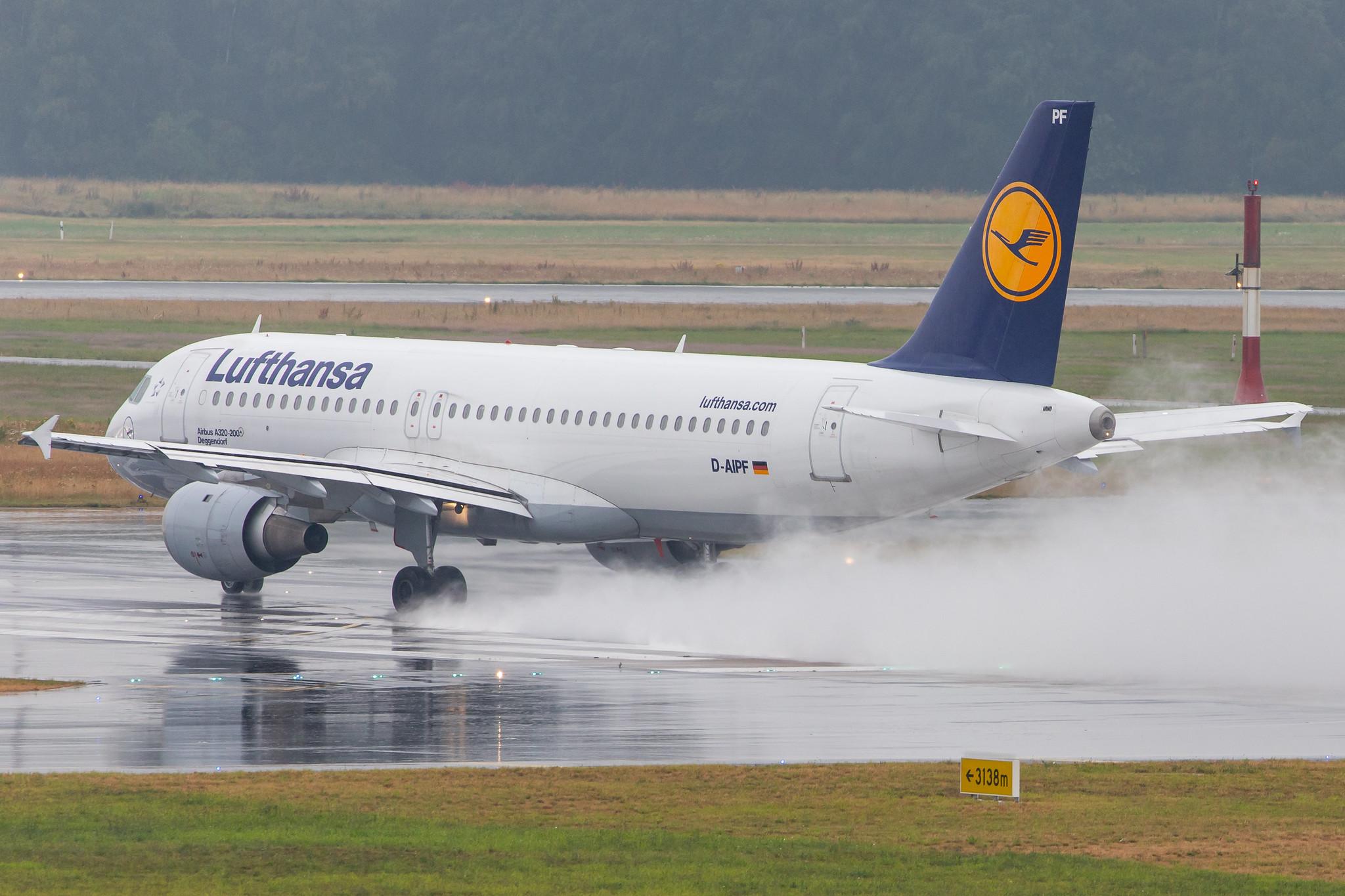 Hamburg Airport: Lufthansa (LH / DLH) |  Airbus A320-211 A320 | D-AIPF | MSN 0083