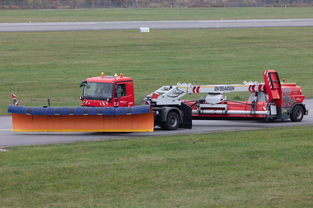 Hamburg Airport: Overaasen RS 400 Kehrblasgerät | Winterdienst