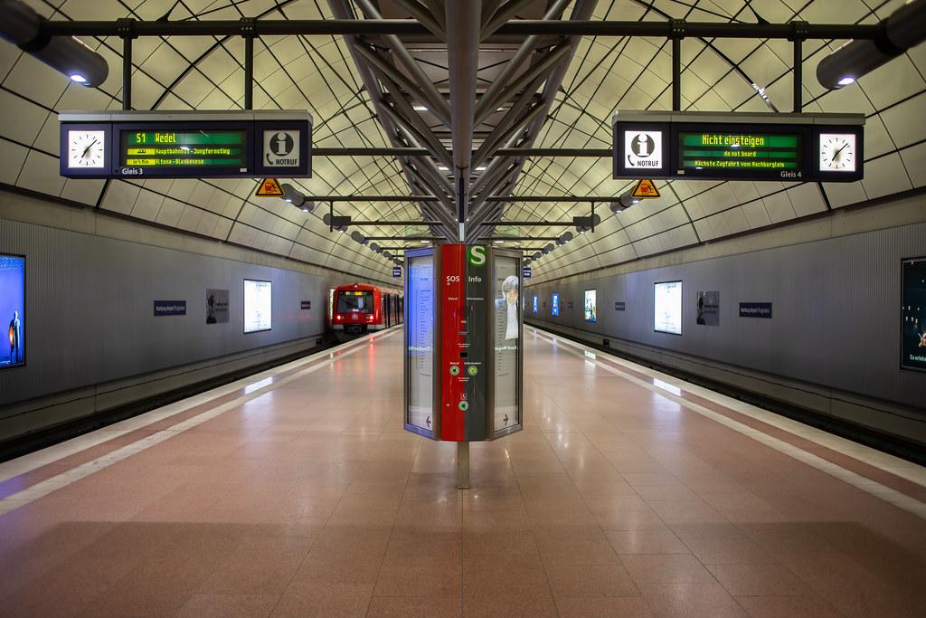 Hamburg Airport: S-Bahn Haltestelle Hamburg Airport |