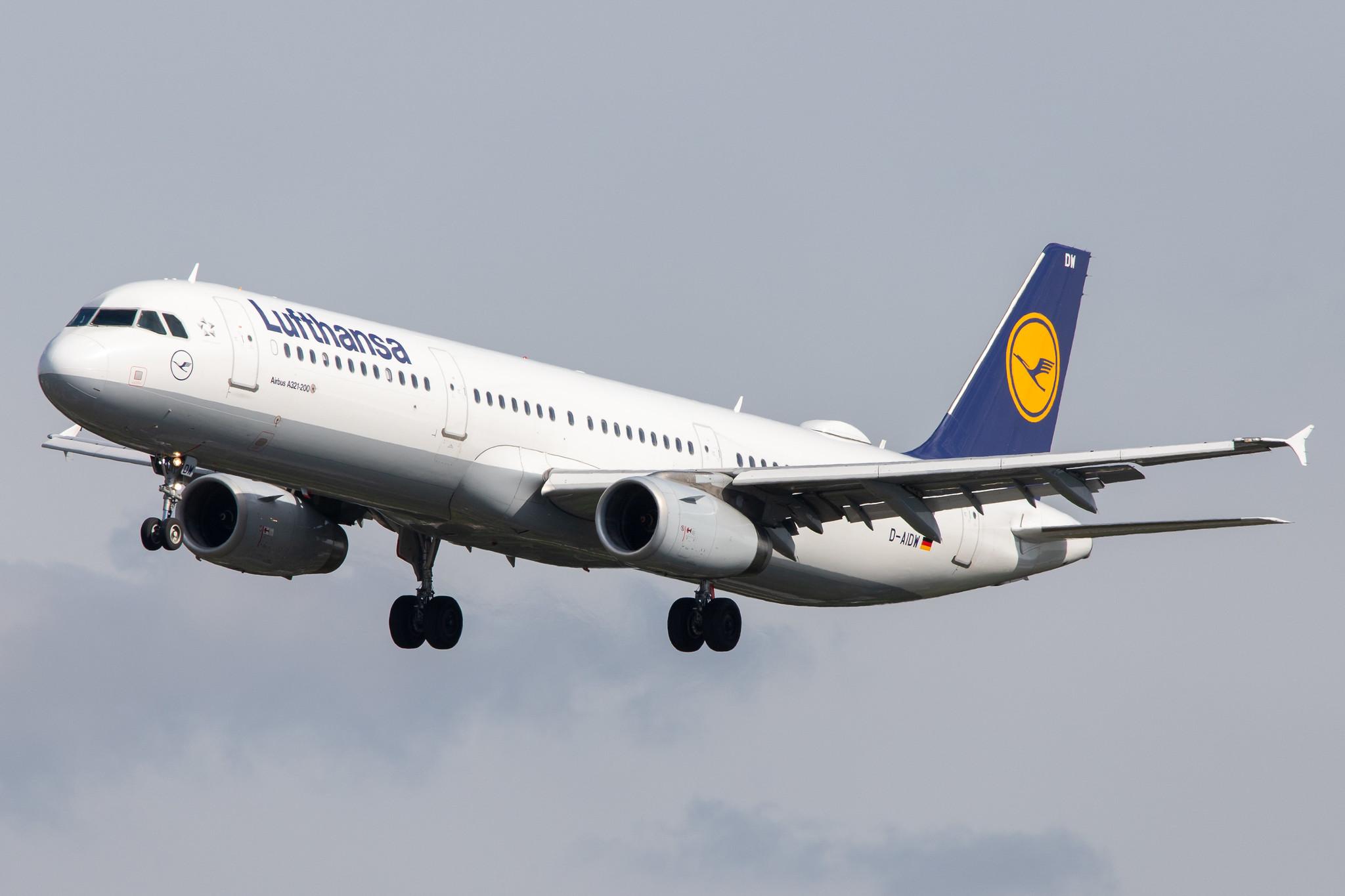 Hamburg Airport: Lufthansa (LH / DLH) |  Airbus A321-231 A321 | D-AIDW | MSN 6415