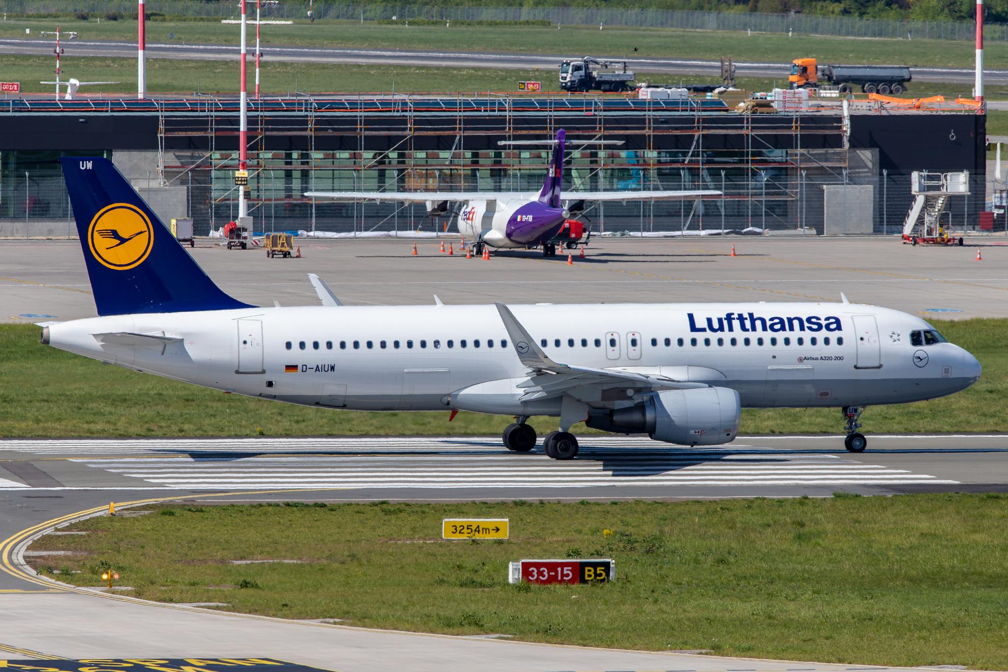 Hamburg Airport: Lufthansa (LH / DLH) |  Airbus A320-214 A320 | D-AIUW | MSN 7251