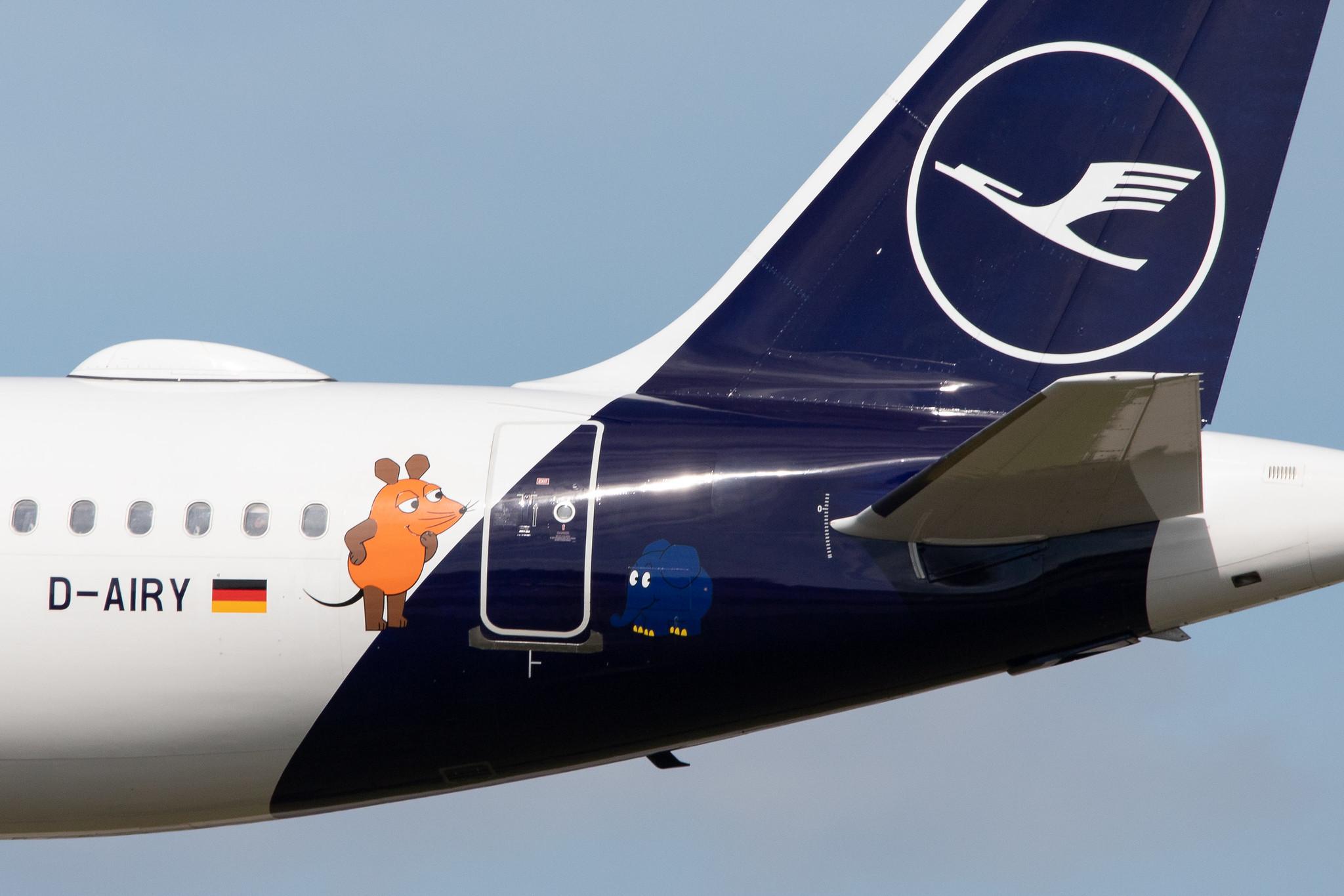 Hamburg Airport: Lufthansa (LH / DLH) | Livery: Die Maus Sticker | Airbus A321-131 A321 | D-AIRY | MSN 0901
