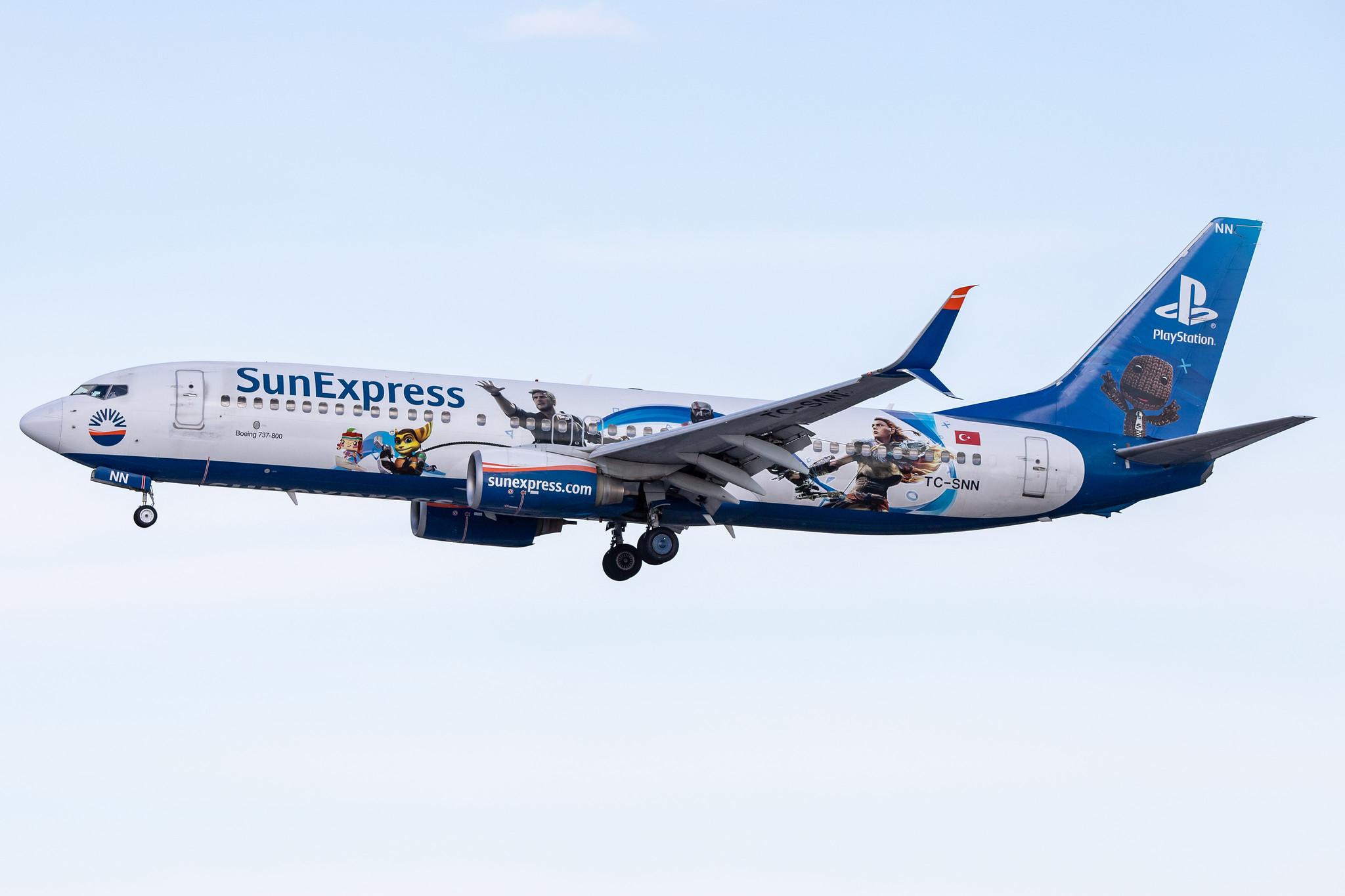 Hamburg Airport: SunExpress (XQ / SXS) | Livery: Playstation Livery |  Boeing 737-8HC B738 | TC-SNN | MSN 40775