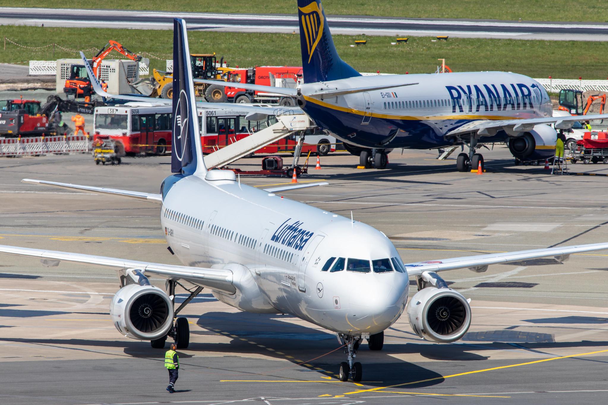 Hamburg Airport: Lufthansa (LH / DLH) |  Livery: Die Maus Sticker | Airbus A321-131 A321 | D-AIRY | MSN 0901