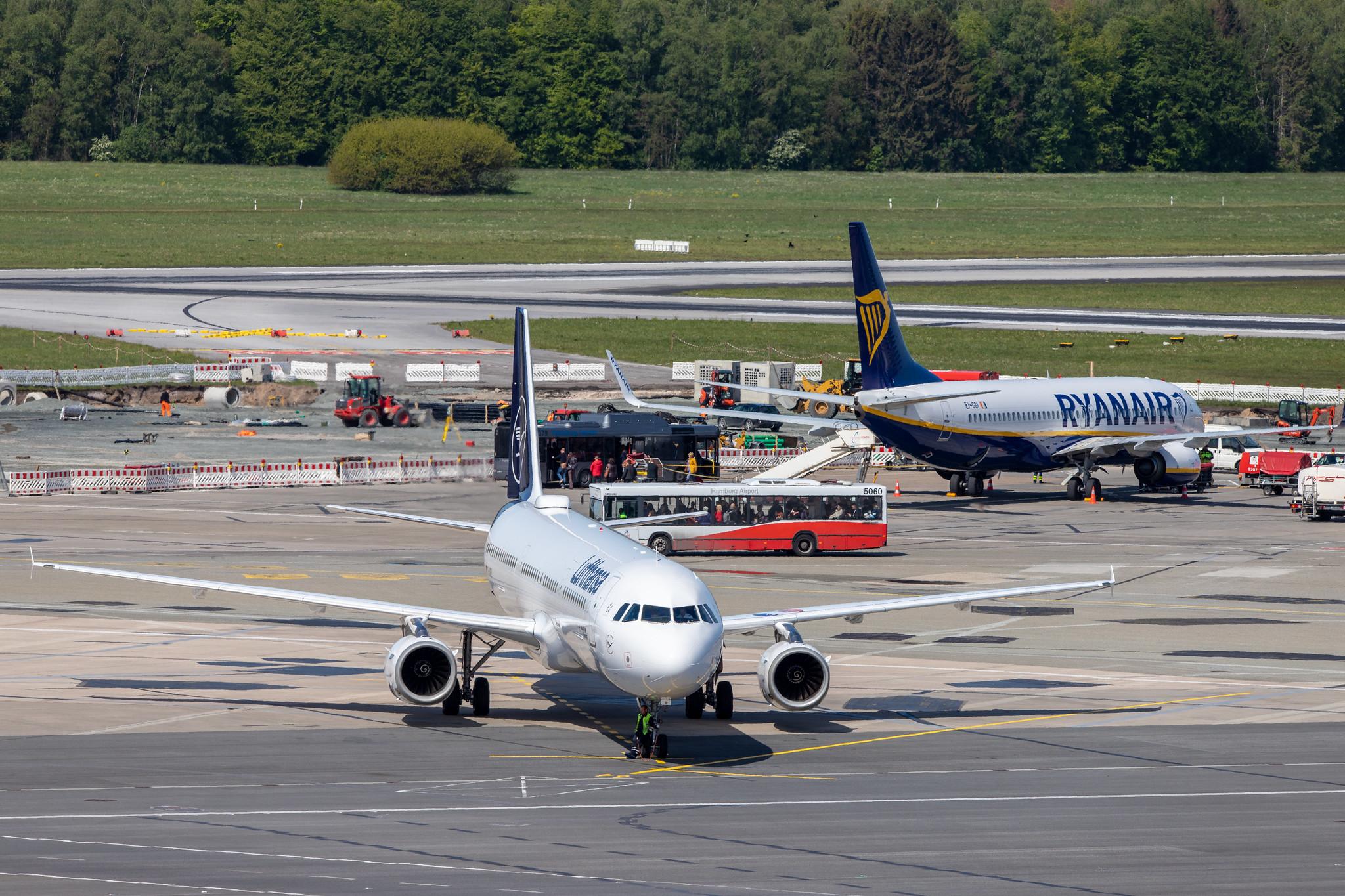 Hamburg Airport: Lufthansa (LH / DLH) |  Livery: Die Maus Sticker | Airbus A321-131 A321 | D-AIRY | MSN 0901