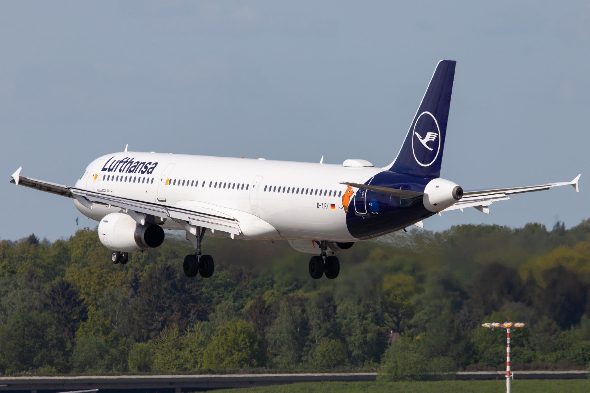 Hamburg Airport: Lufthansa (LH / DLH) | Livery: Die Maus Sticker | Airbus A321-131 A321 | D-AIRY | MSN 0901