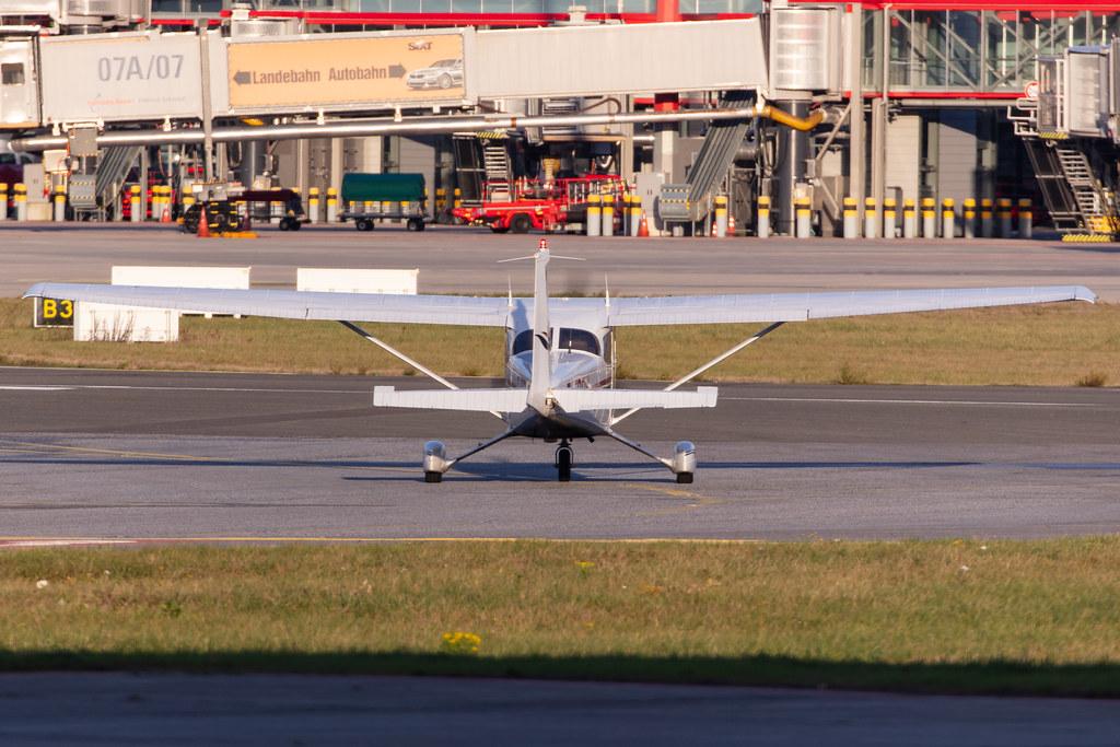 Hamburg Airport: Private owner |  Cessna 172S Skyhawk 2 C172 | D-EDDV | MSN Private Owner