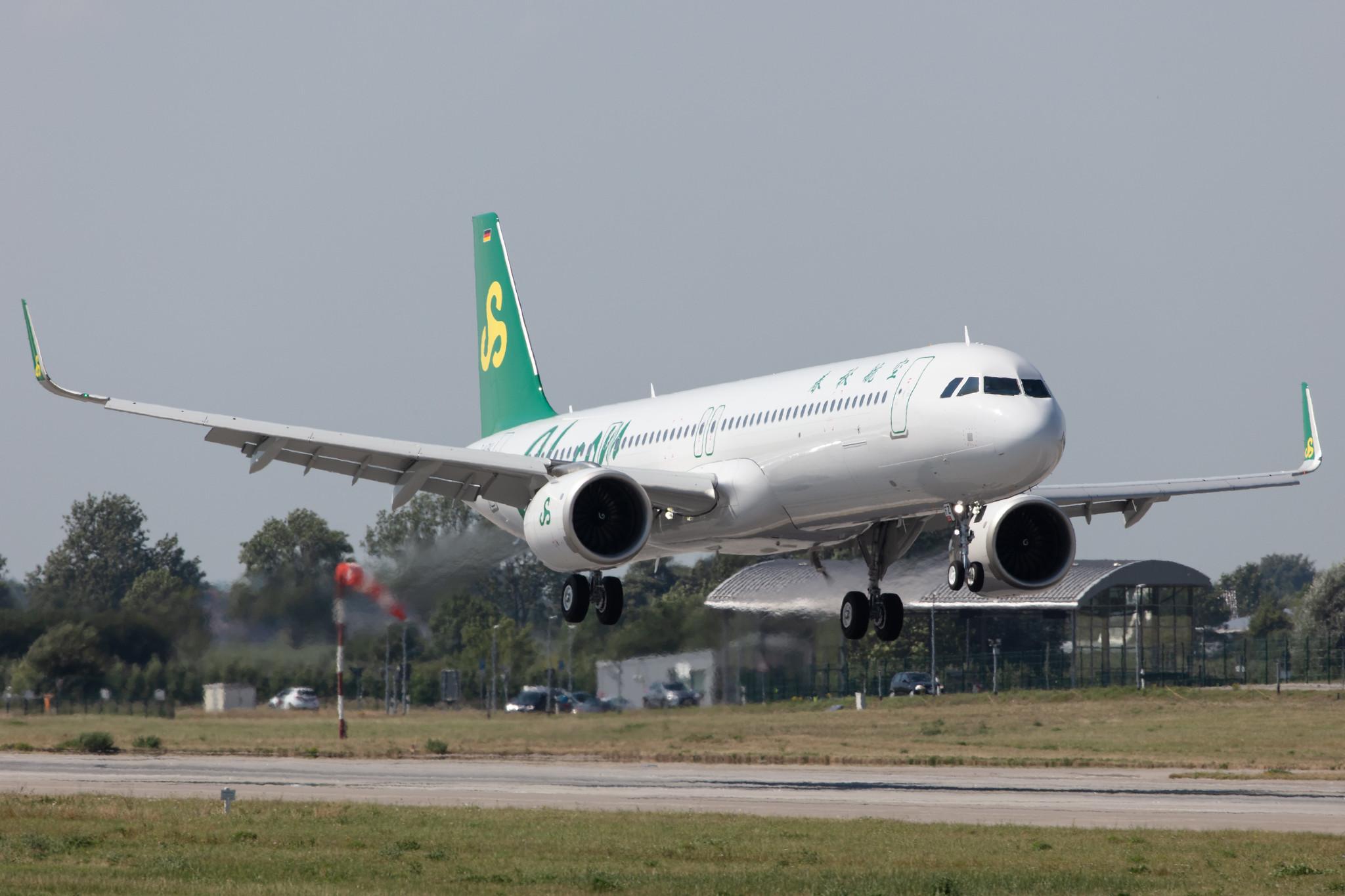 Hamburg Finkenwerder: Spring Airlines  (9C / CQH) |  Airbus A321-253NX A21N | D-AZAU (B-30FZ) | MSN 9556
