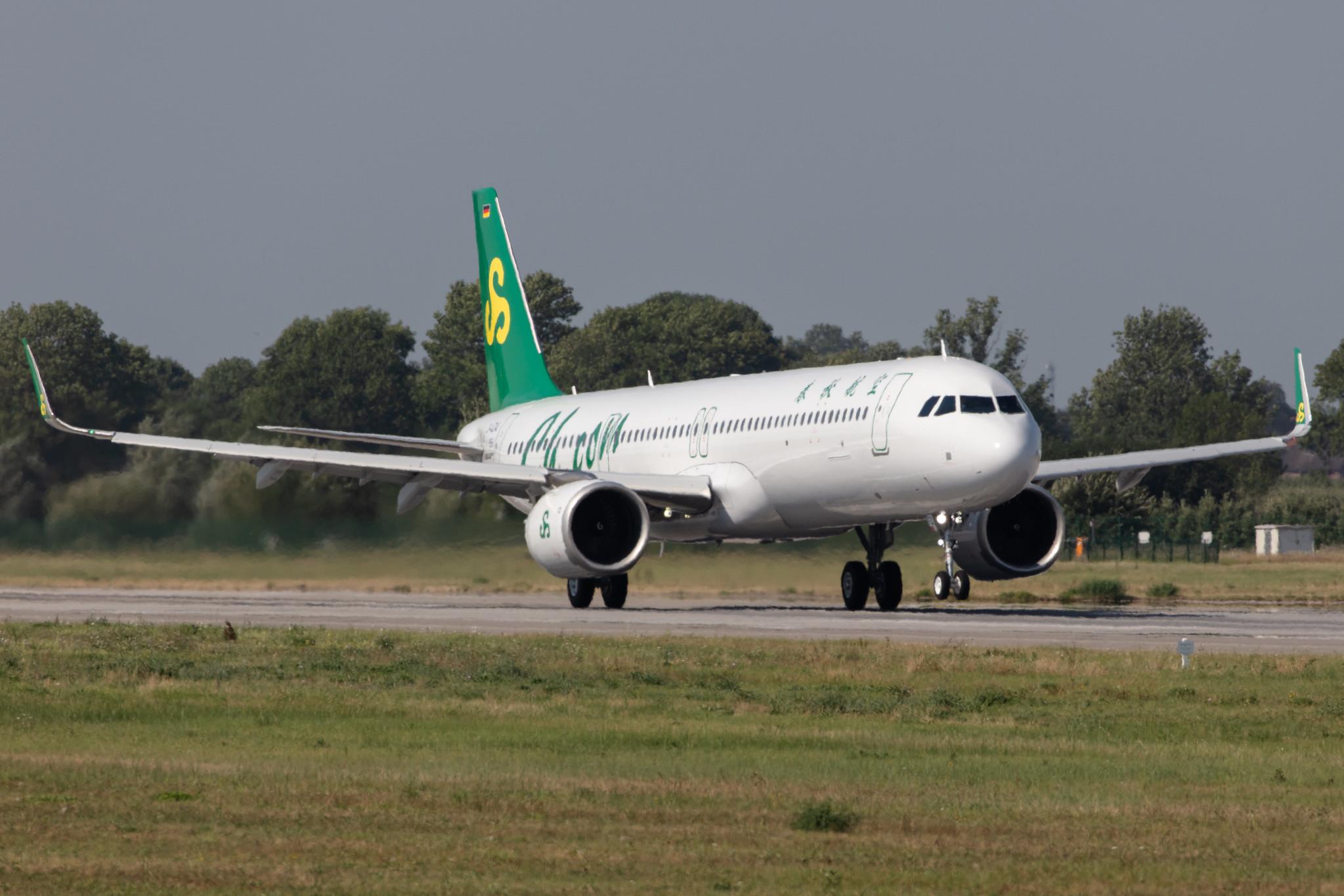 Hamburg Finkenwerder: Spring Airlines  (9C / CQH) |  Airbus A321-253NX A21N | D-AZAU (B-30FZ) | MSN 9556