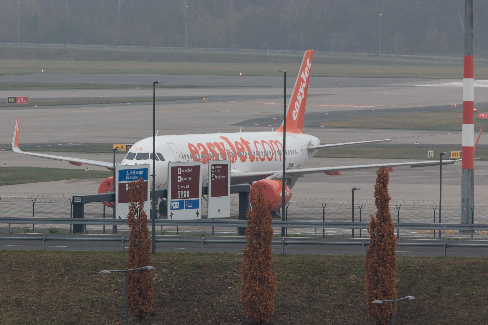 Flughafen Berlin Brandenburg: easyJet (U2 / EZY) | Operator: easyJet Europe |  Airbus A320-214 A320 | OE-INF | MSN 7785