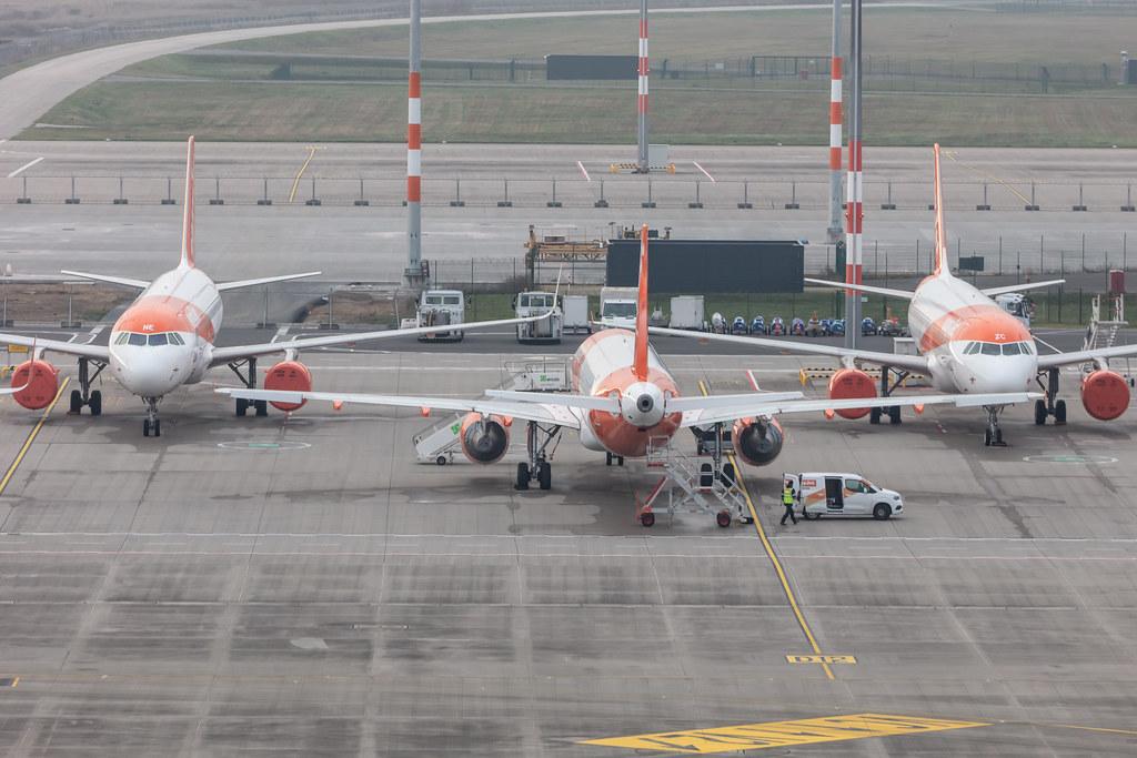 Flughafen Berlin Brandenburg: Geparkte Flugzeuge am BER