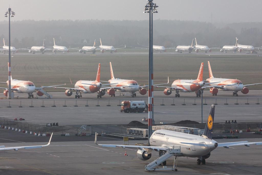 Flughafen Berlin Brandenburg: Geparkte Flugzeuge am BER