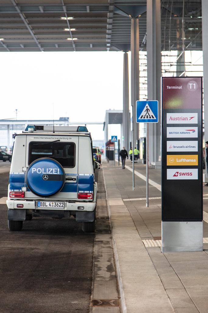Flughafen Berlin Brandenburg: Polizei Mercedes G-Klasse vom Terminal 1 Abflug