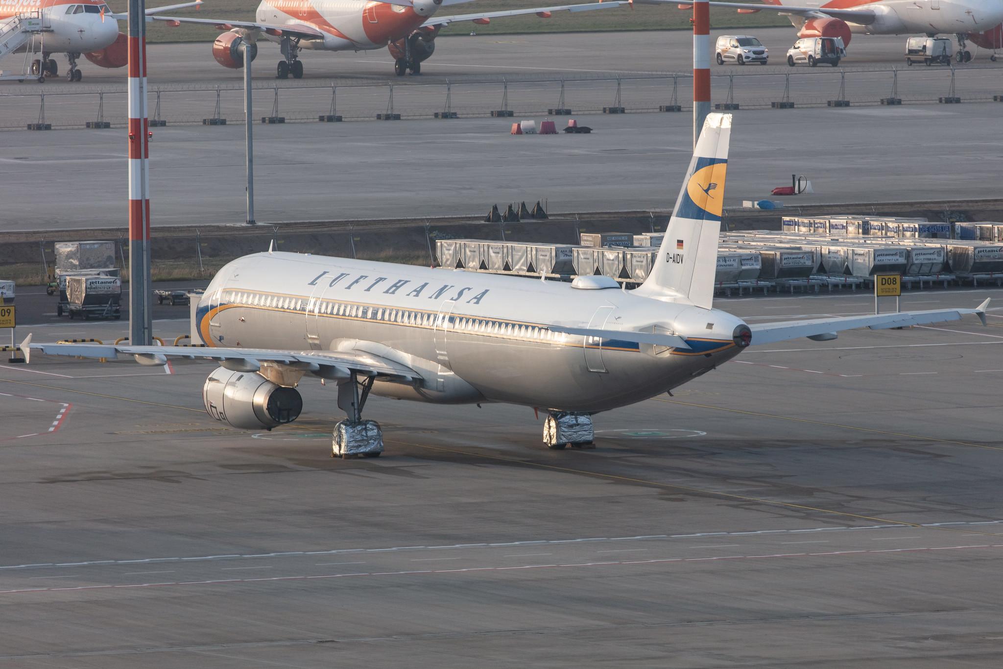 Flughafen Berlin Brandenburg: Lufthansa (LH / DLH) |  Livery: Retro livery |  Airbus A321-231 A321 | D-AIDV | MSN 5413