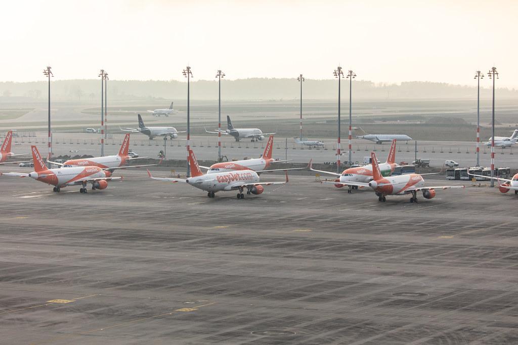 Flughafen Berlin Brandenburg: Geparkte Flugzeuge am BER