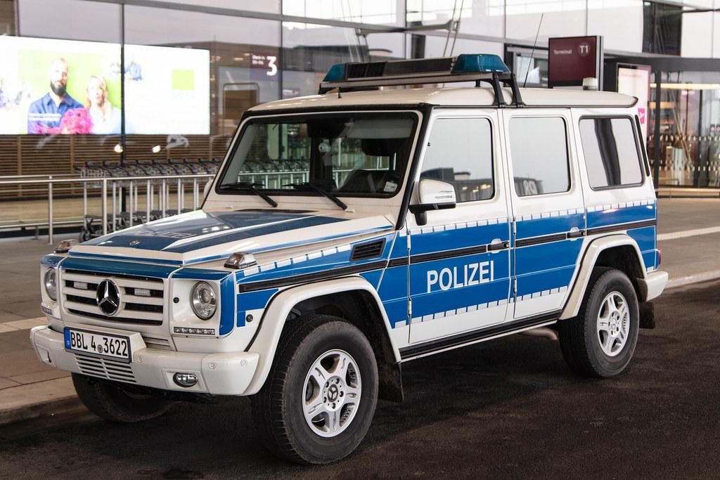 Flughafen Berlin Brandenburg: Polizei Mercedes G-Klasse vom Terminal 1 Abflug