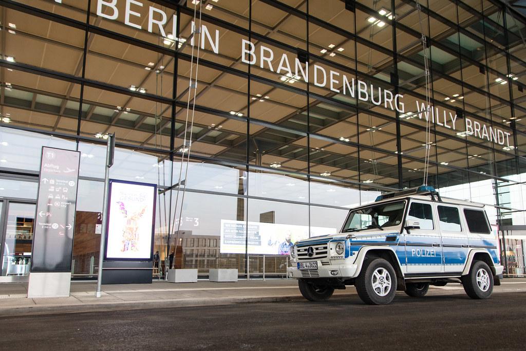 Flughafen Berlin Brandenburg: Polizei Mercedes G-Klasse vom Terminal 1 Abflug