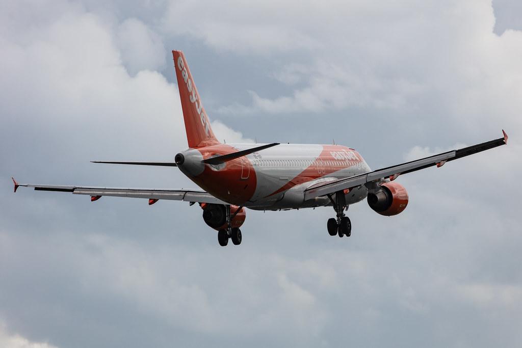 Amsterdam Airport Schiphol: easyJet (U2 / EZY) | Operator: easyJet Europe |  Airbus A320-214 A320 | OE-INP | MSN 3913