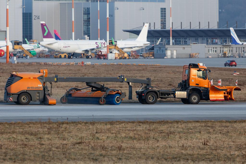 Hamburg Finkenwerder: Winterreinigungsfahrzeug |