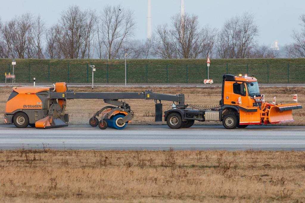 Hamburg Finkenwerder: Winterreinigungsfahrzeug |