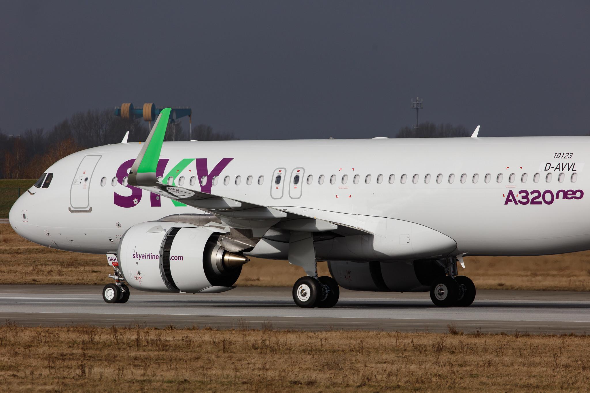 Hamburg Finkenwerder: Sky Airline (H2 / SKU) | Airbus A320-251N A20N | D-AVVL | MSN 10123