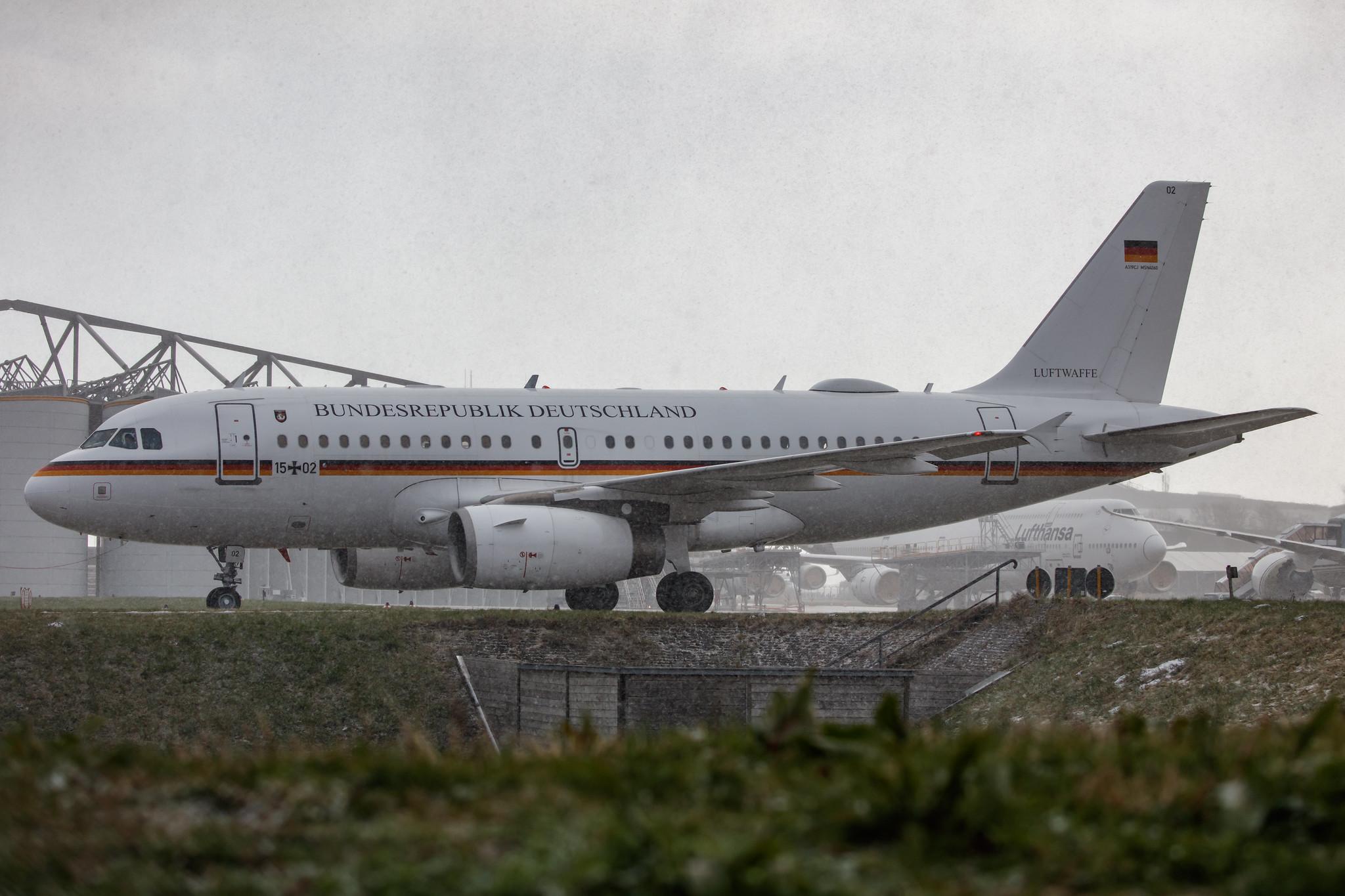 Hamburg Airport: German Air Force (/ GAF) | Airbus A319-133(CJ) A319 | 15+02 | MSN 4060