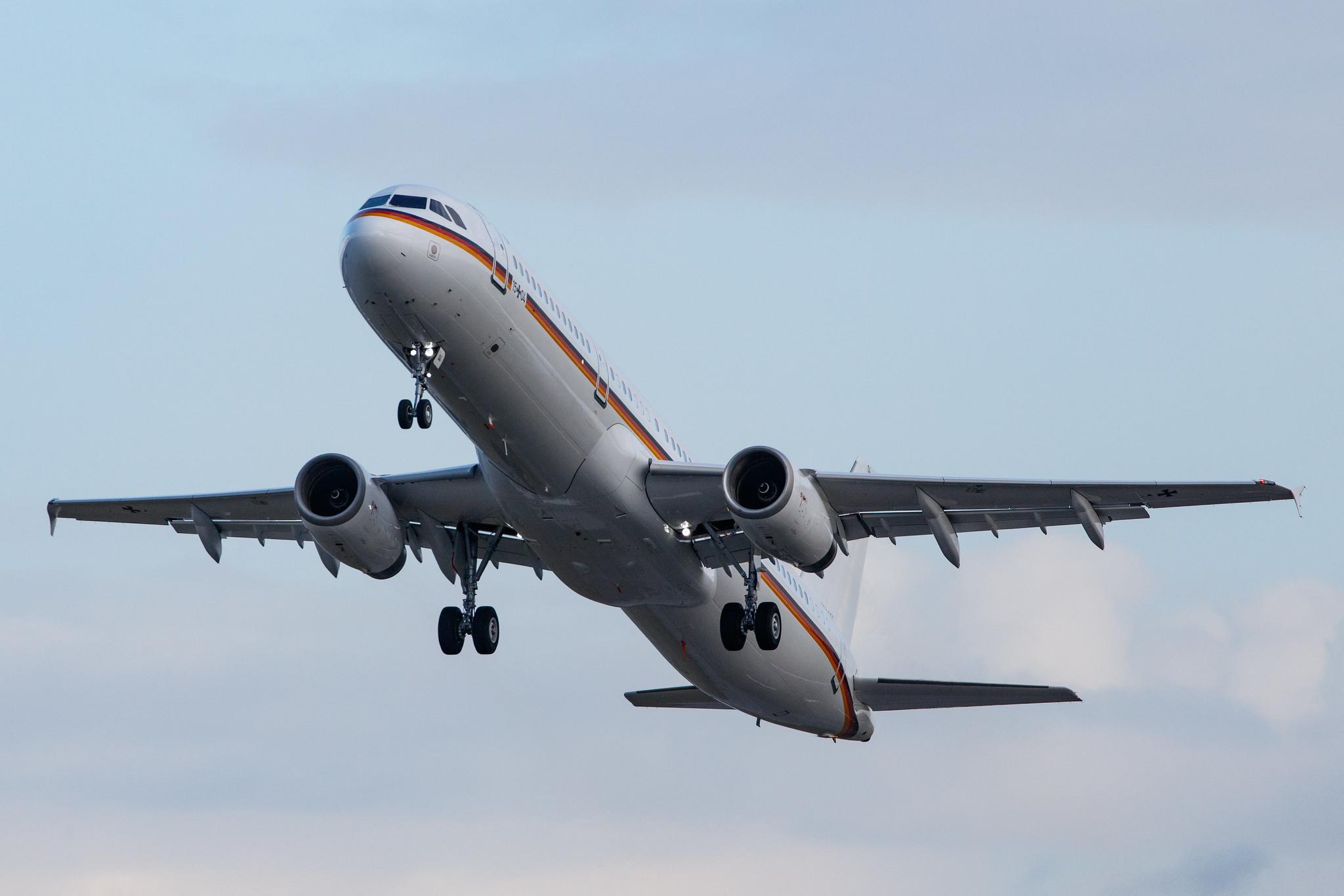 Hamburg Airport: German Air Force  (/ GAF) | Airbus A321-231 A321 | 15+04 | MSN 1214