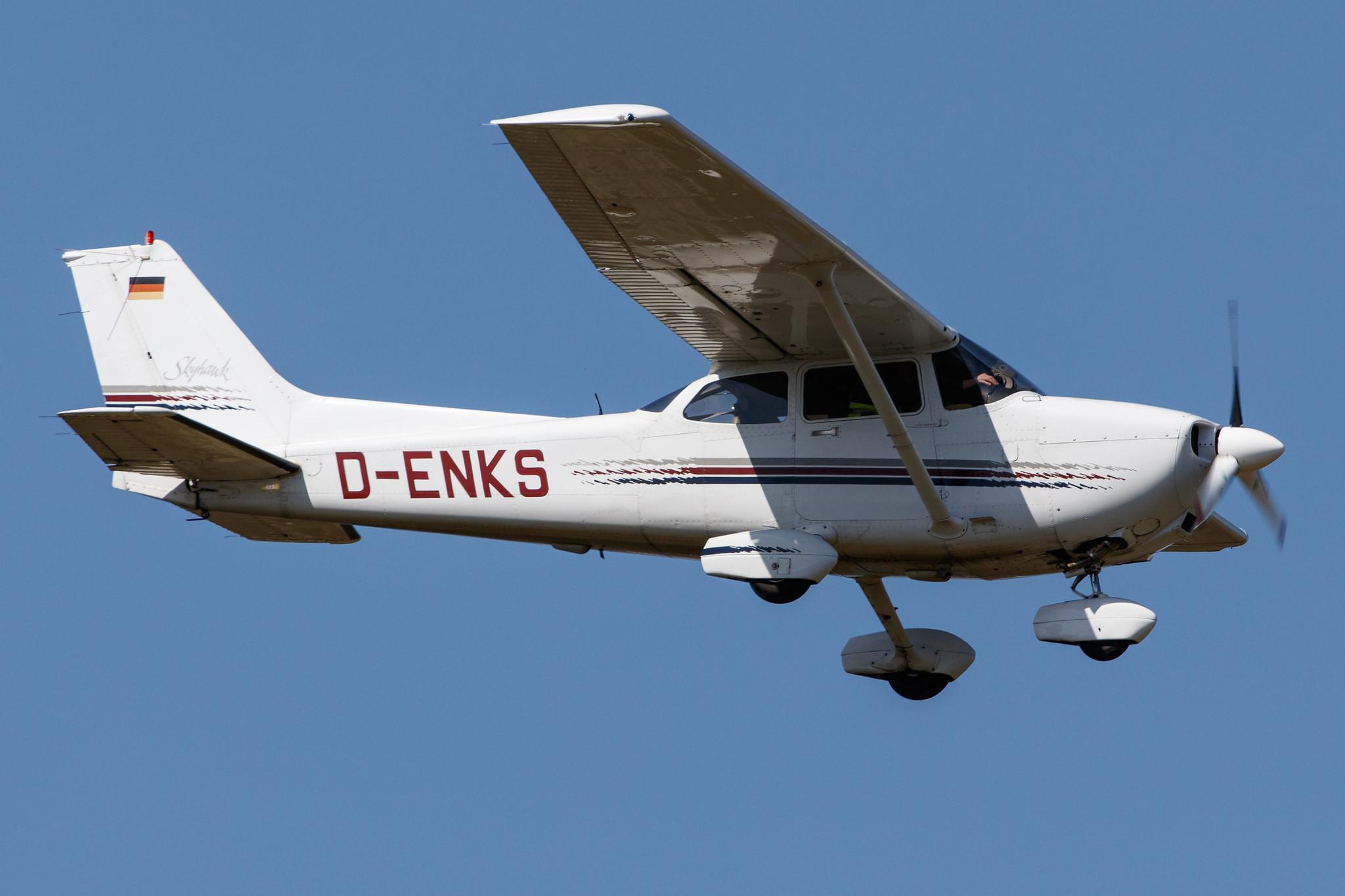 Hamburg Airport: Hanseatischer Fliegerclub Hamburg |  Cessna 172R C172 | D-ENKS | MSN 172-80136