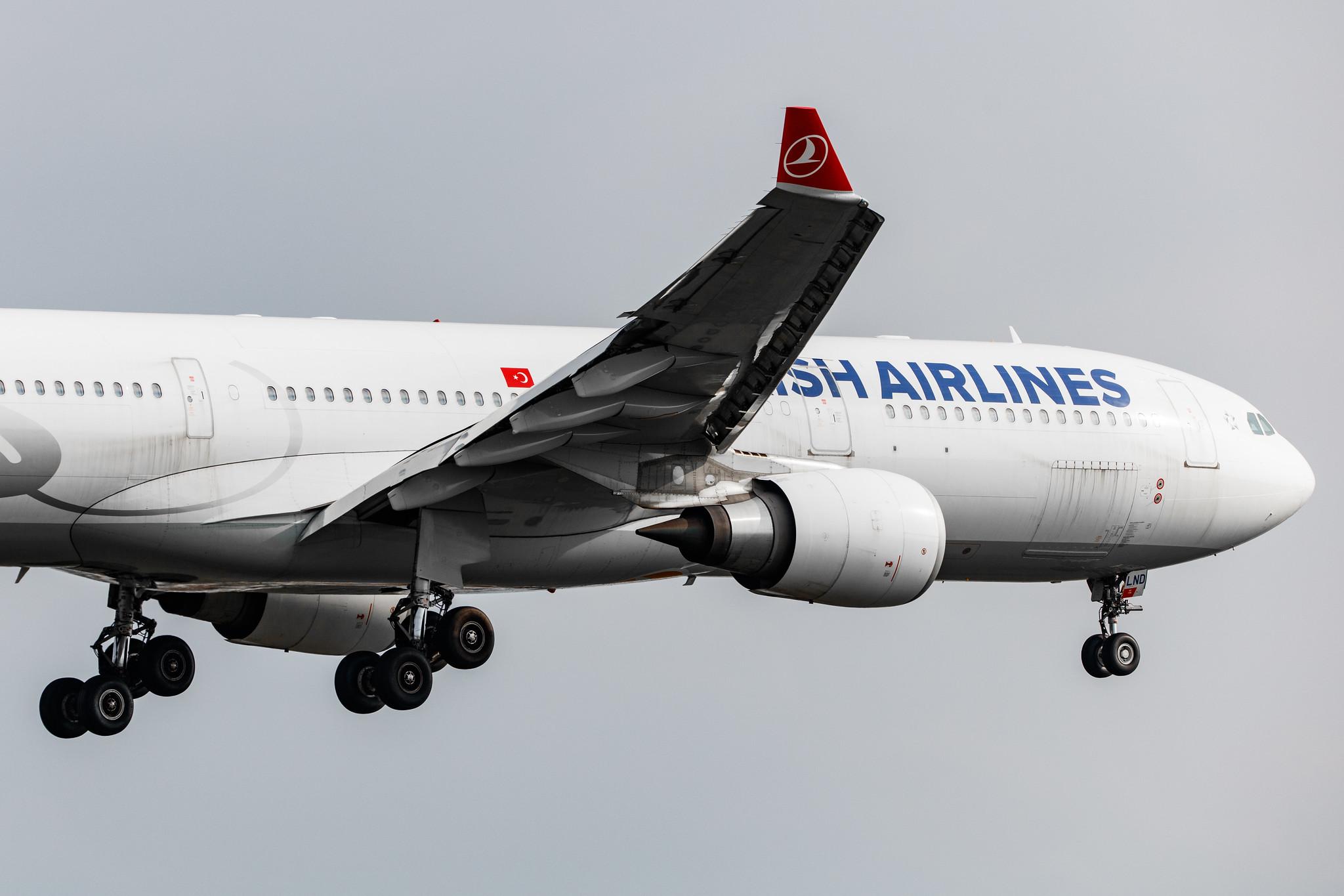 Hamburg Airport: Turkish Airlines (TK / THY) |  Airbus A330-303 A333 | TC-LND | MSN 1704