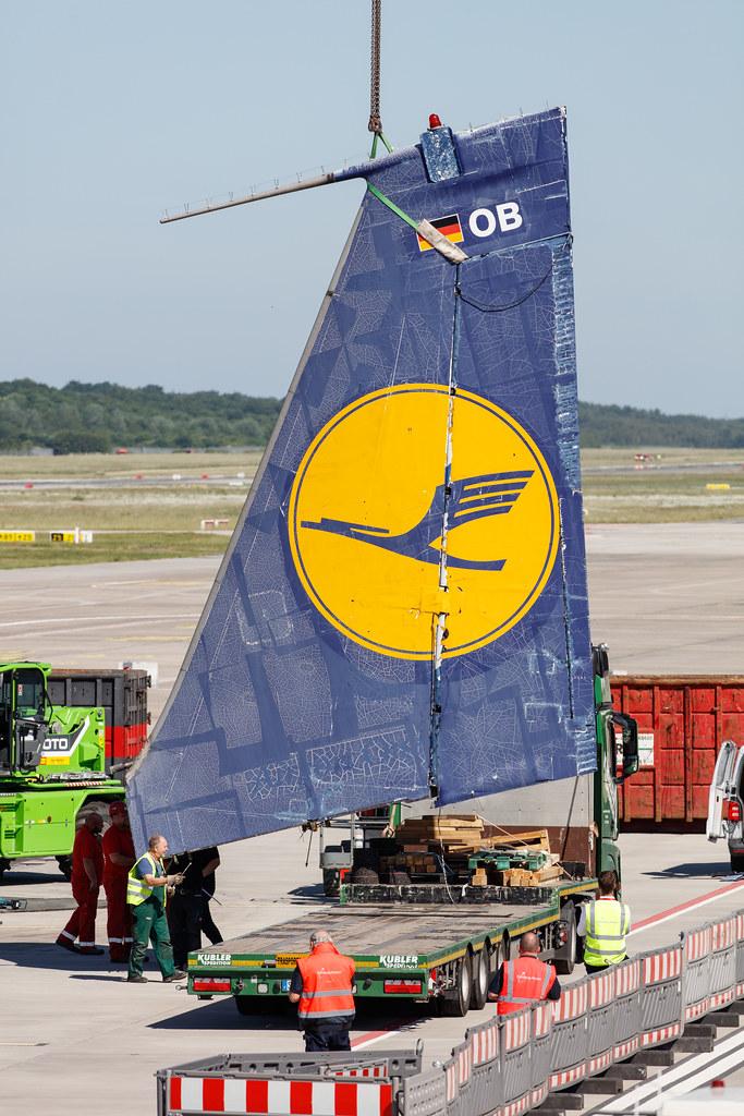 Hamburg Airport: Hamburg Airport: Lufthansa (LH / DLH) | Boeing 707-430 B704 | D-ABOB/D-ABOD | MSN 17720