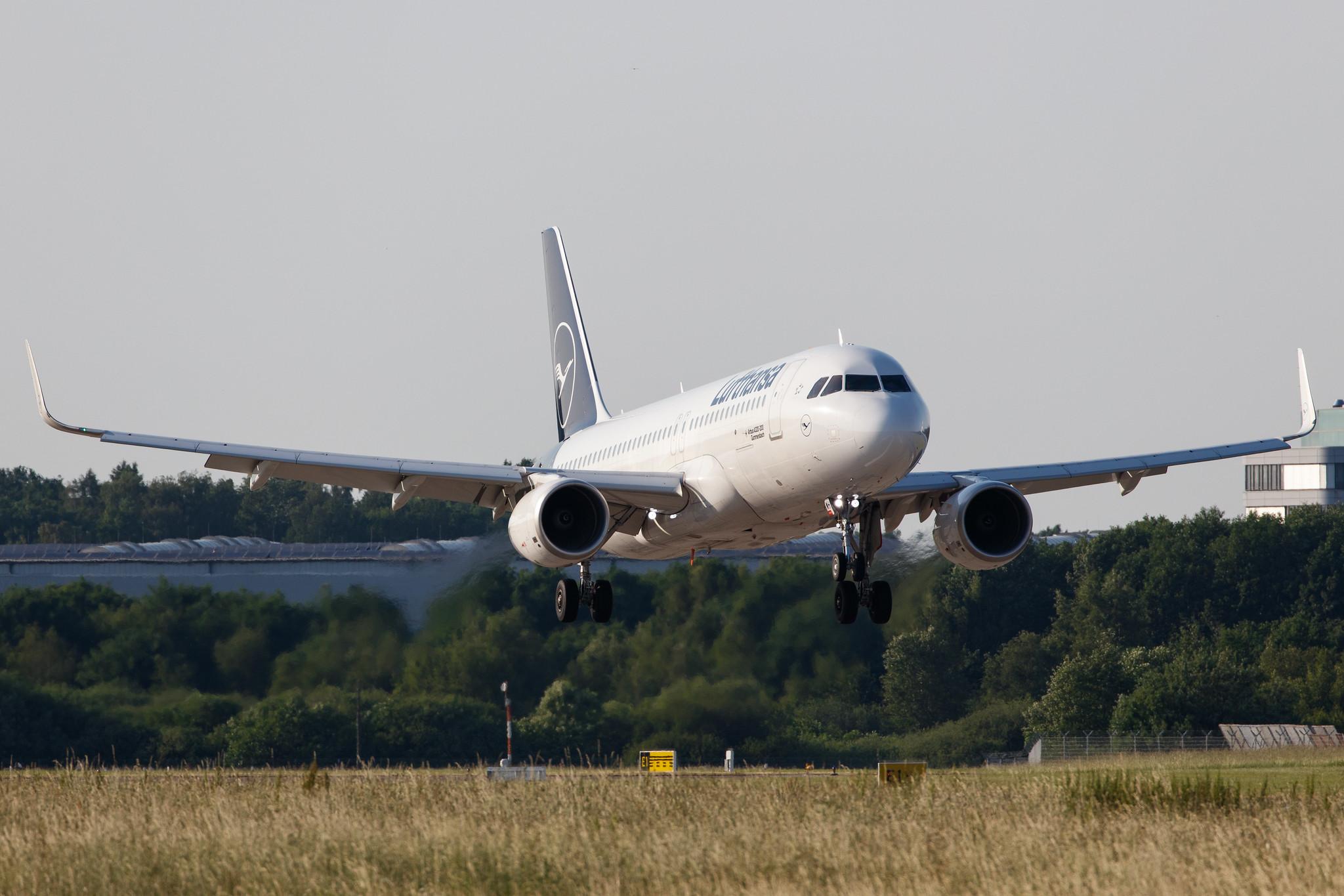 Hamburg Airport: Lufthansa (LH / DLH) |  Airbus A320-214 A320 | D-AIWH | MSN 8911
