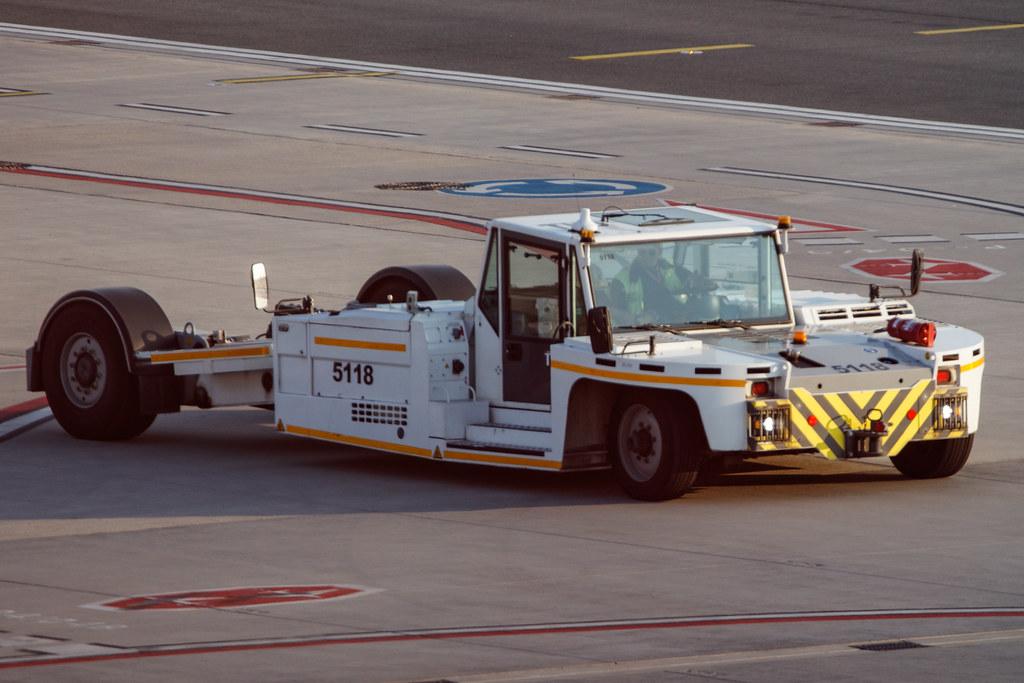 Hamburg Airport: Pushback 5118