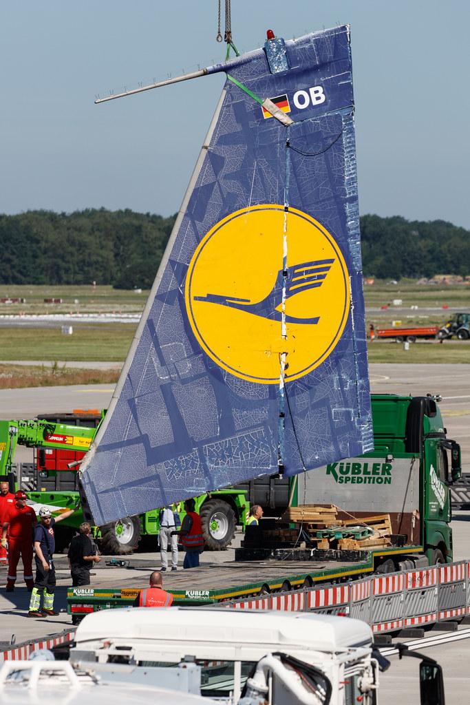 Hamburg Airport: Hamburg Airport: Lufthansa (LH / DLH) | Boeing 707-430 B704 | D-ABOB/D-ABOD | MSN 17720